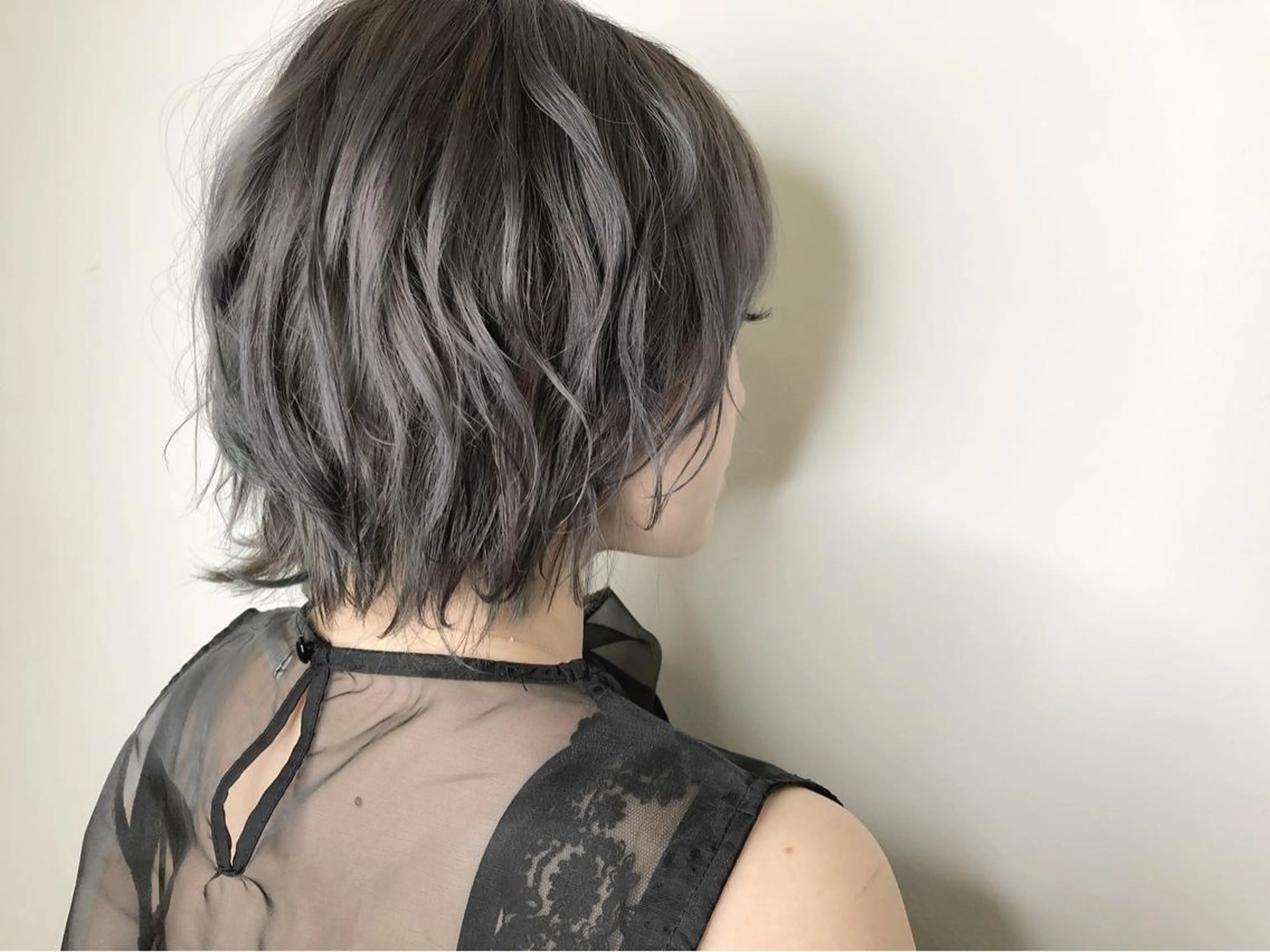 ショート カラー 透明感カラー グレージュ ラベンダーカラー ラベンダーグレージュ ラベンダーグレー ヘアカラー トリートメント メンズ レイヤー ウルフ 弓木啓輔のヘアスタイル