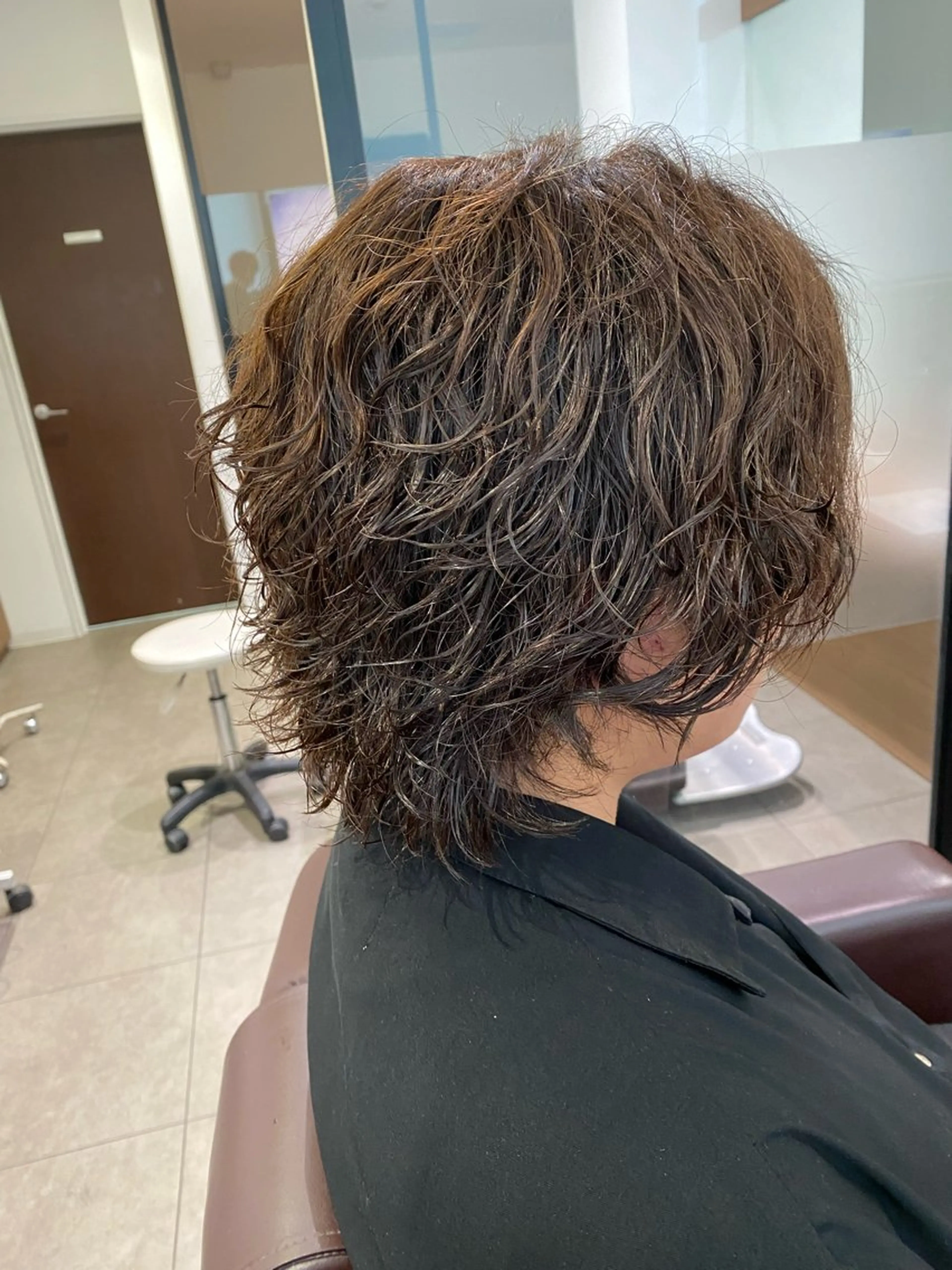 ミディアム パーマ メンズ カット パーマ メンズ特化型美容師 栗山勇人のヘアスタイル