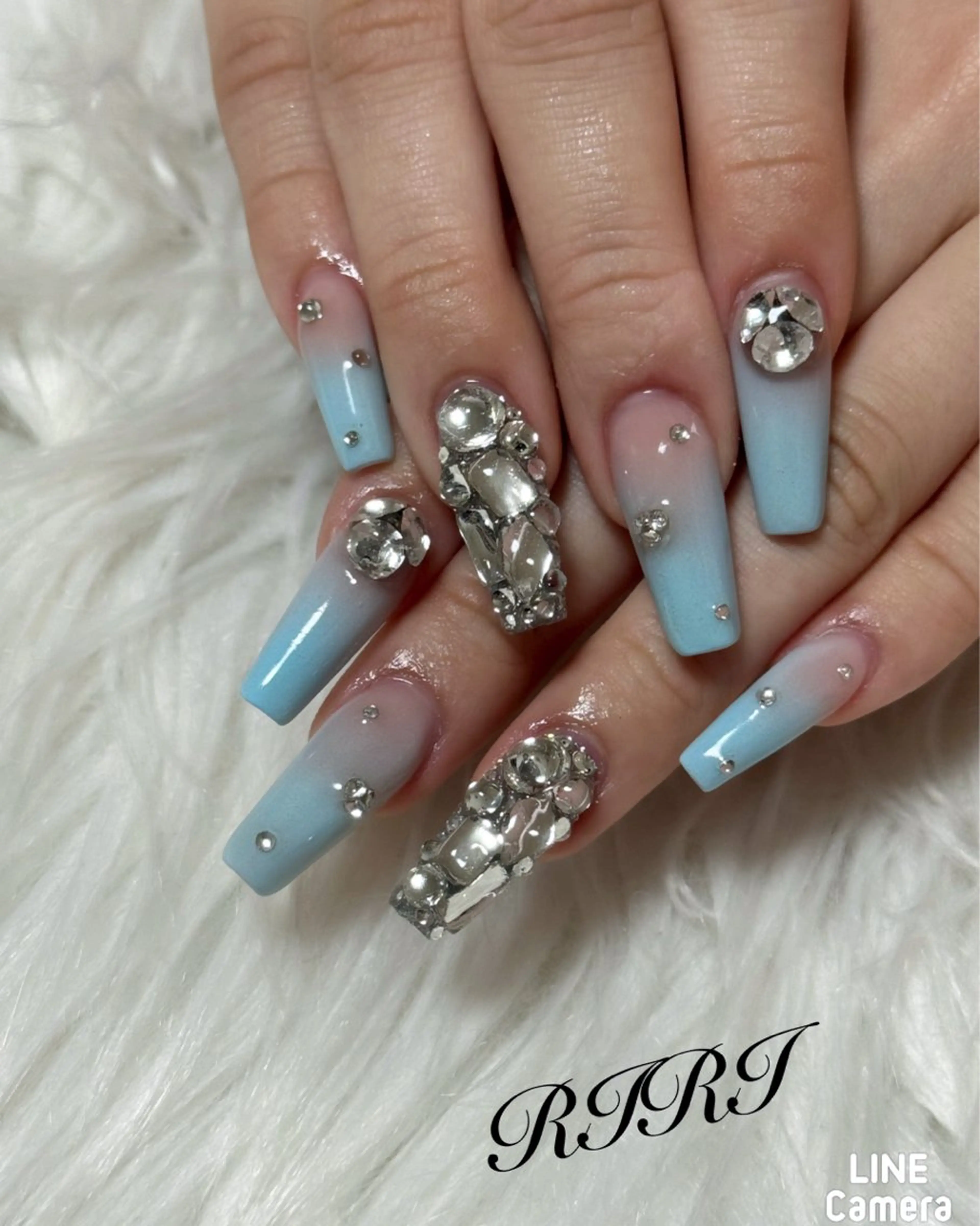 ネイル ブルー ジェルネイル グラデーション キラキラネイル 韓国ネイル ハンドネイル riri オーナーのネイルデザイン