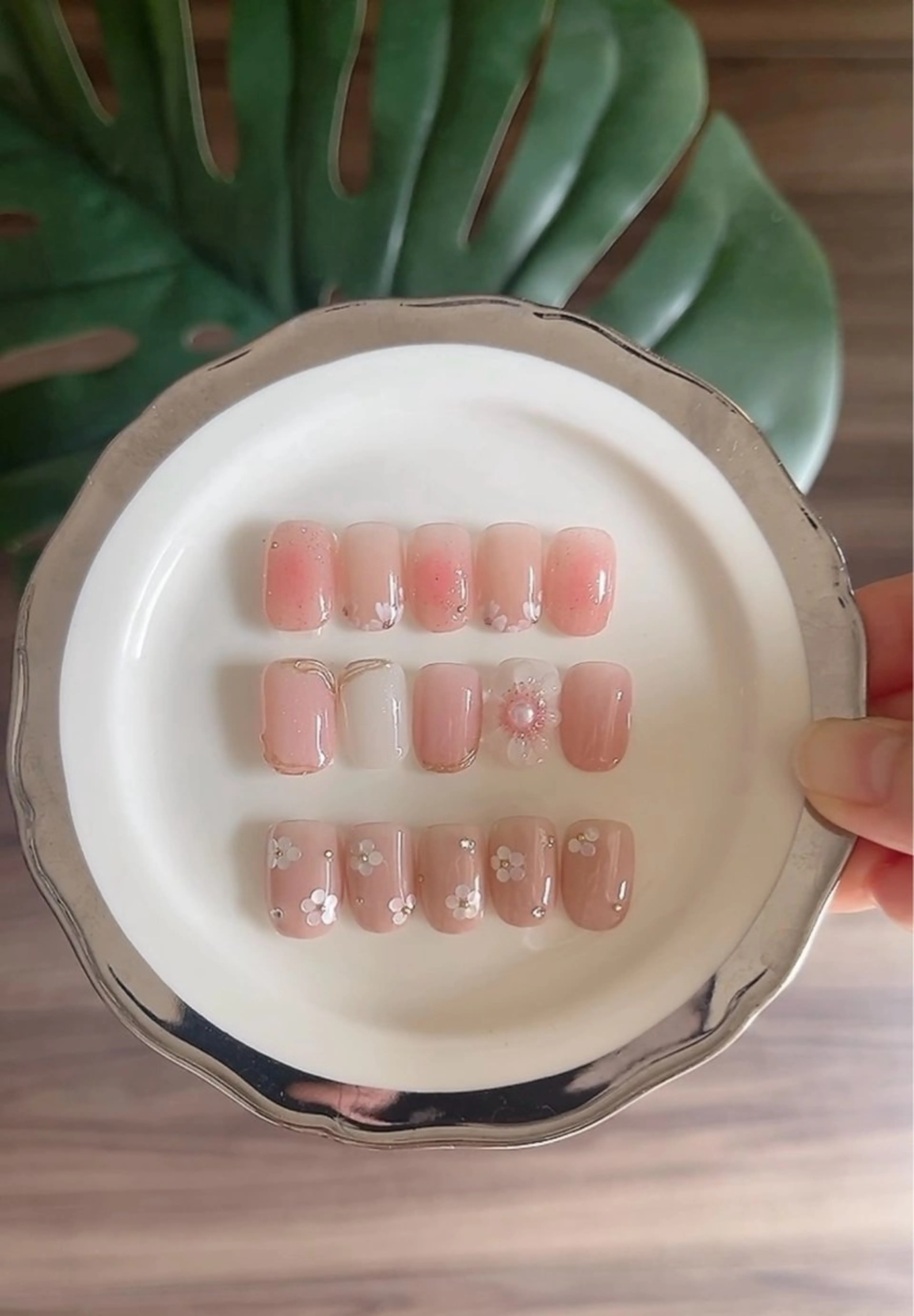 NEWメニュー🉐大人可愛い春ネイル🌸定額デザイン+甘皮ケア+保湿オイルの写真