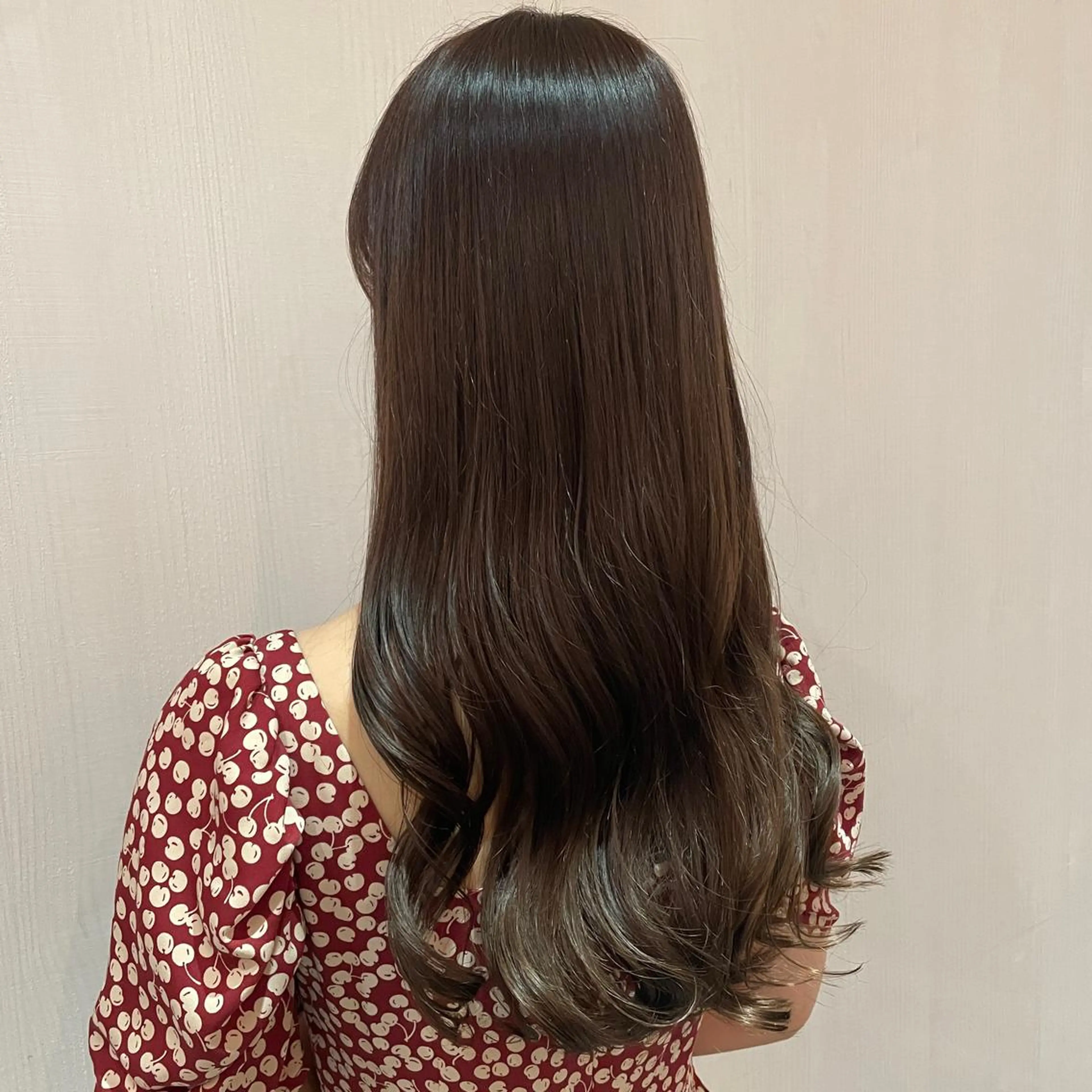 ロング ブリーチなしカラー/ 顔周りレイヤーカットのヘアスタイル