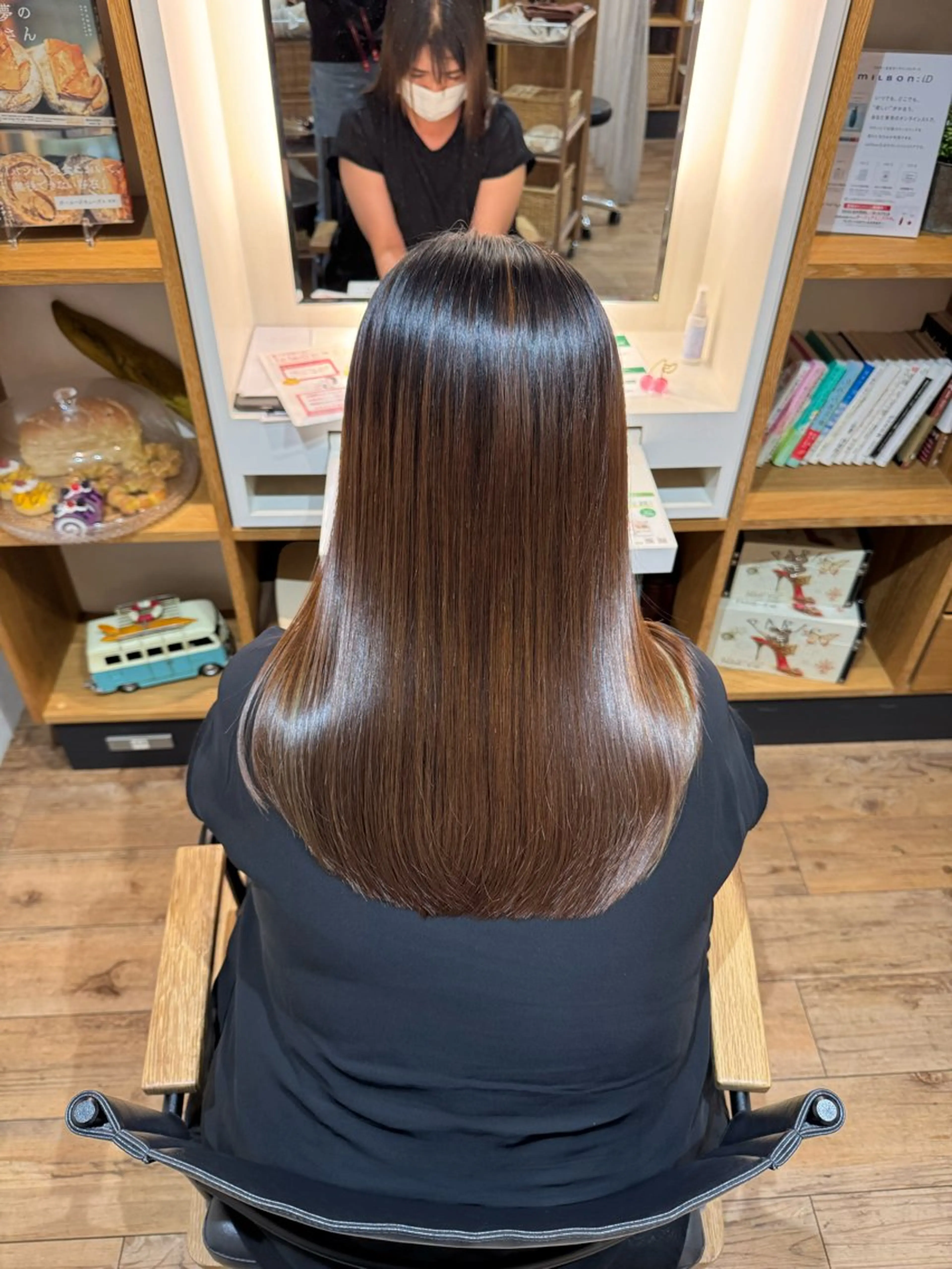 セミロング カット 縮毛矯正 トリートメント afloatkobe所属・美髪/髪質改善 川口凌弥のヘアスタイル