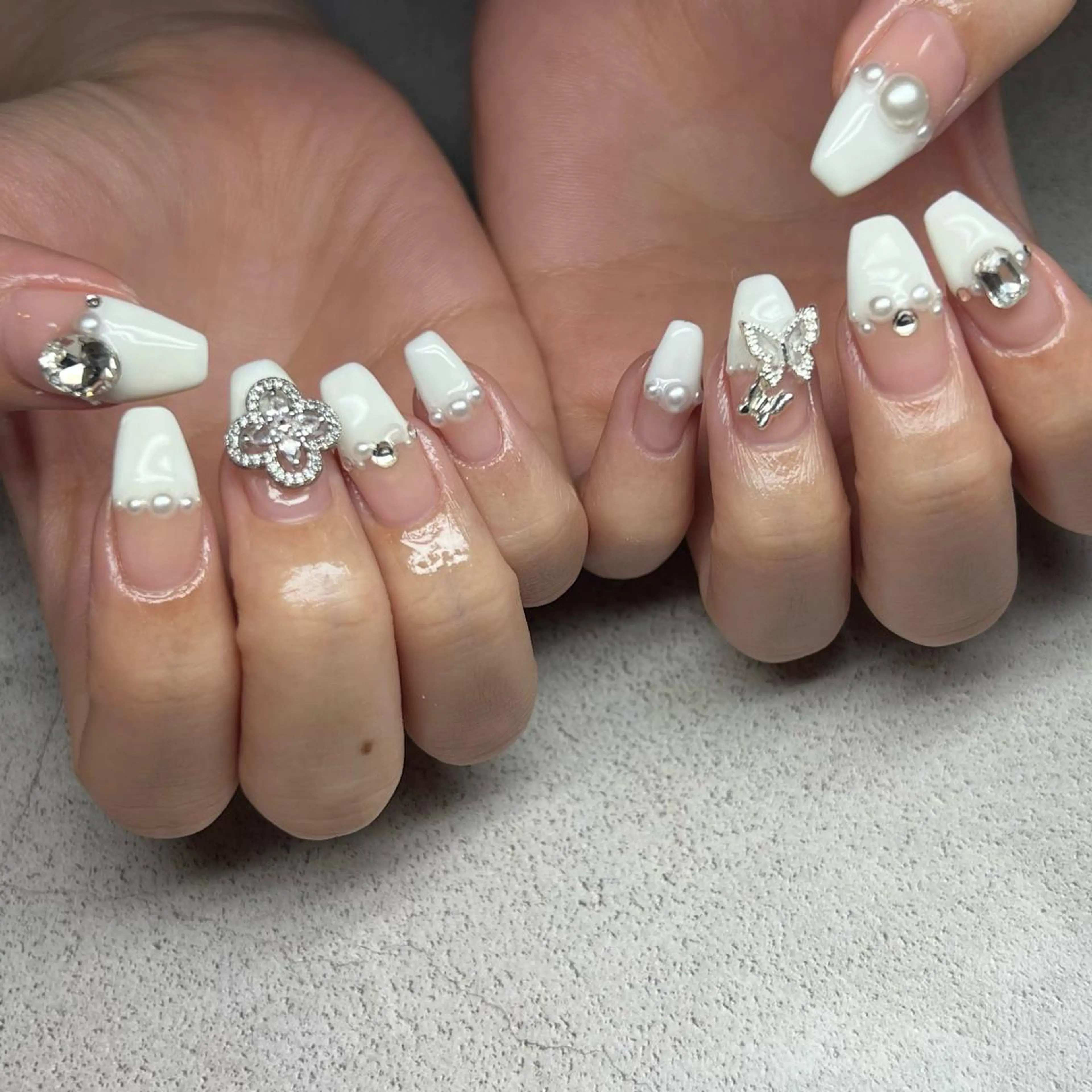 ネイル ホワイト ハンドネイル 𝐫𝐚𝐢 𝐧𝐚𝐢𝐥の眉毛・アイブロウイメージ