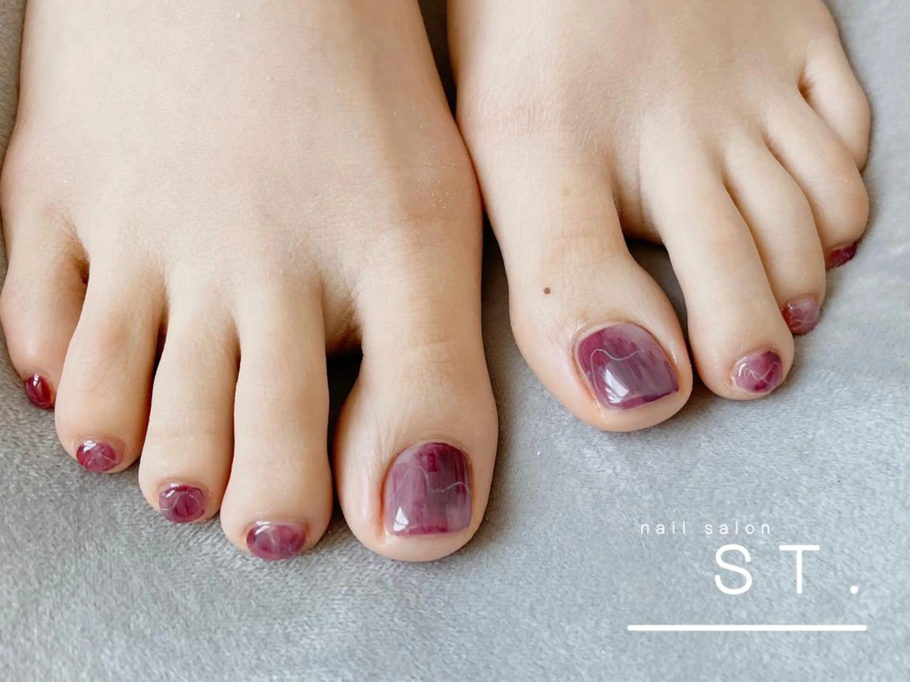 ネイル フットネイル ニュアンスネイル 以頭 遥夏のネイルデザイン