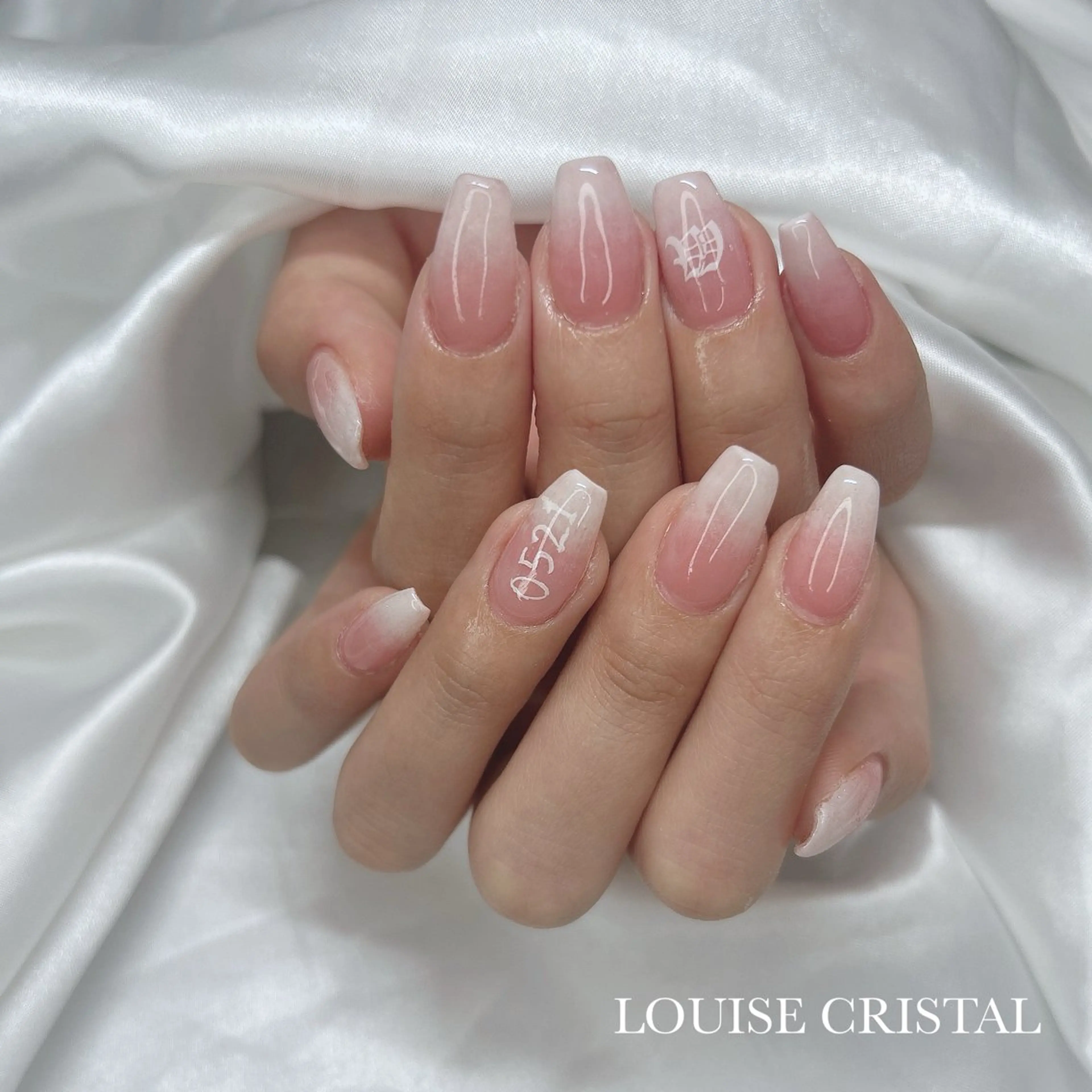 ネイル グラデーション ハンドネイル LOUISE CRYSTALのネイルデザイン