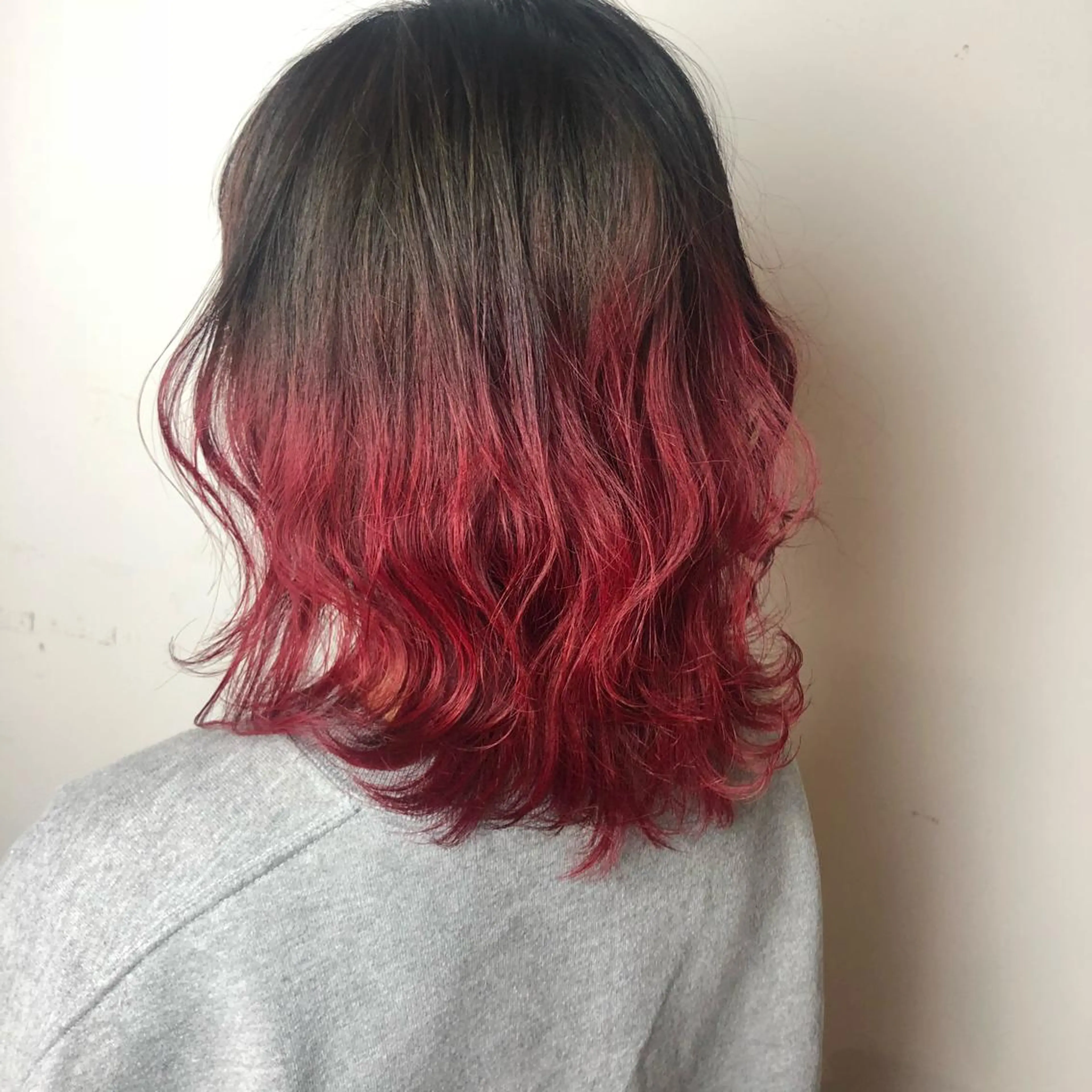 ミディアム カラー アッシュ ブリーチ ダークアッシュ ブリーチなしカラー オレンジ 髪質改善、エクステ 山口卓哉のヘアスタイル