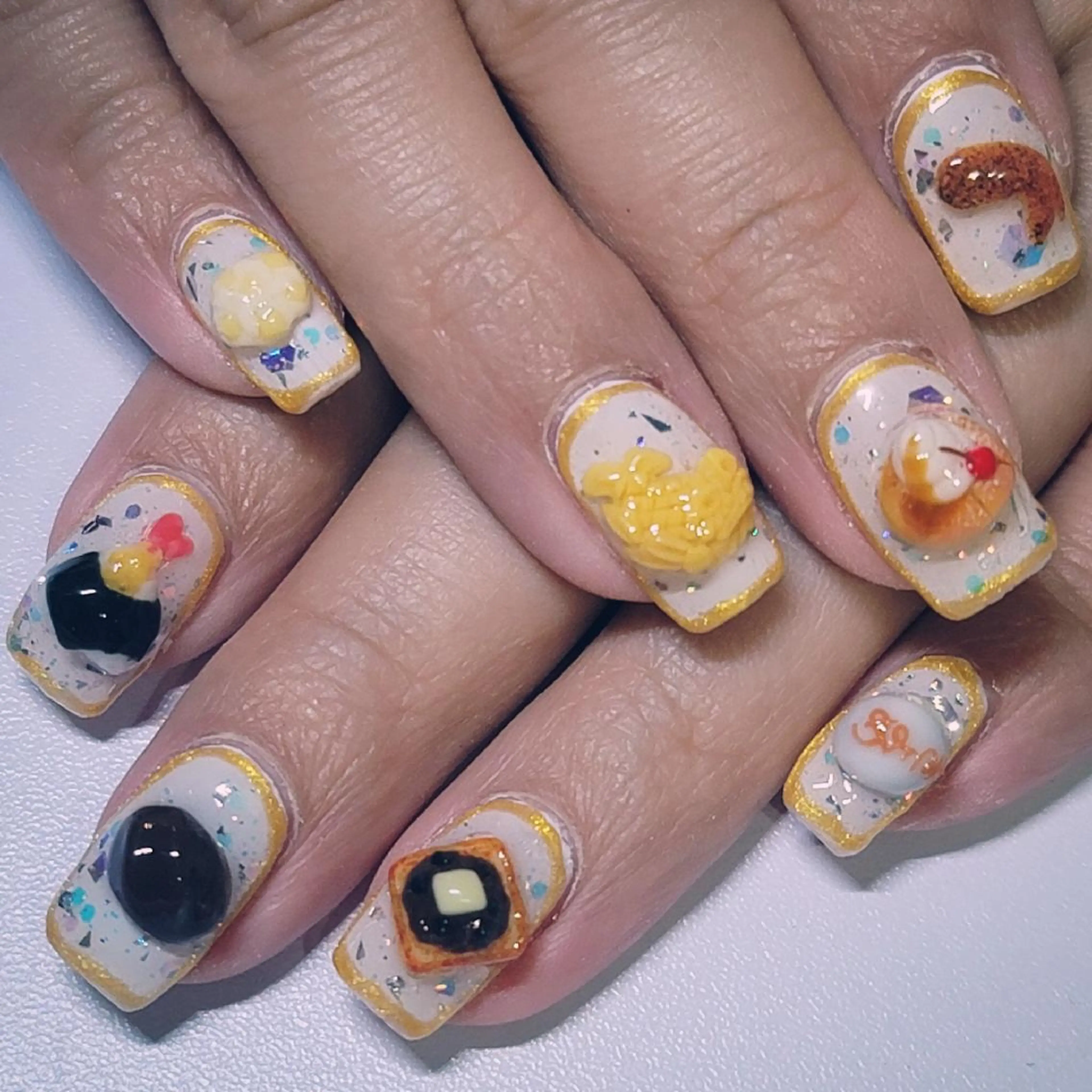 ネイル アートネイル ゴールド ホログラムネイル ホワイト ハンドネイル よしだ ひろきのネイルデザイン