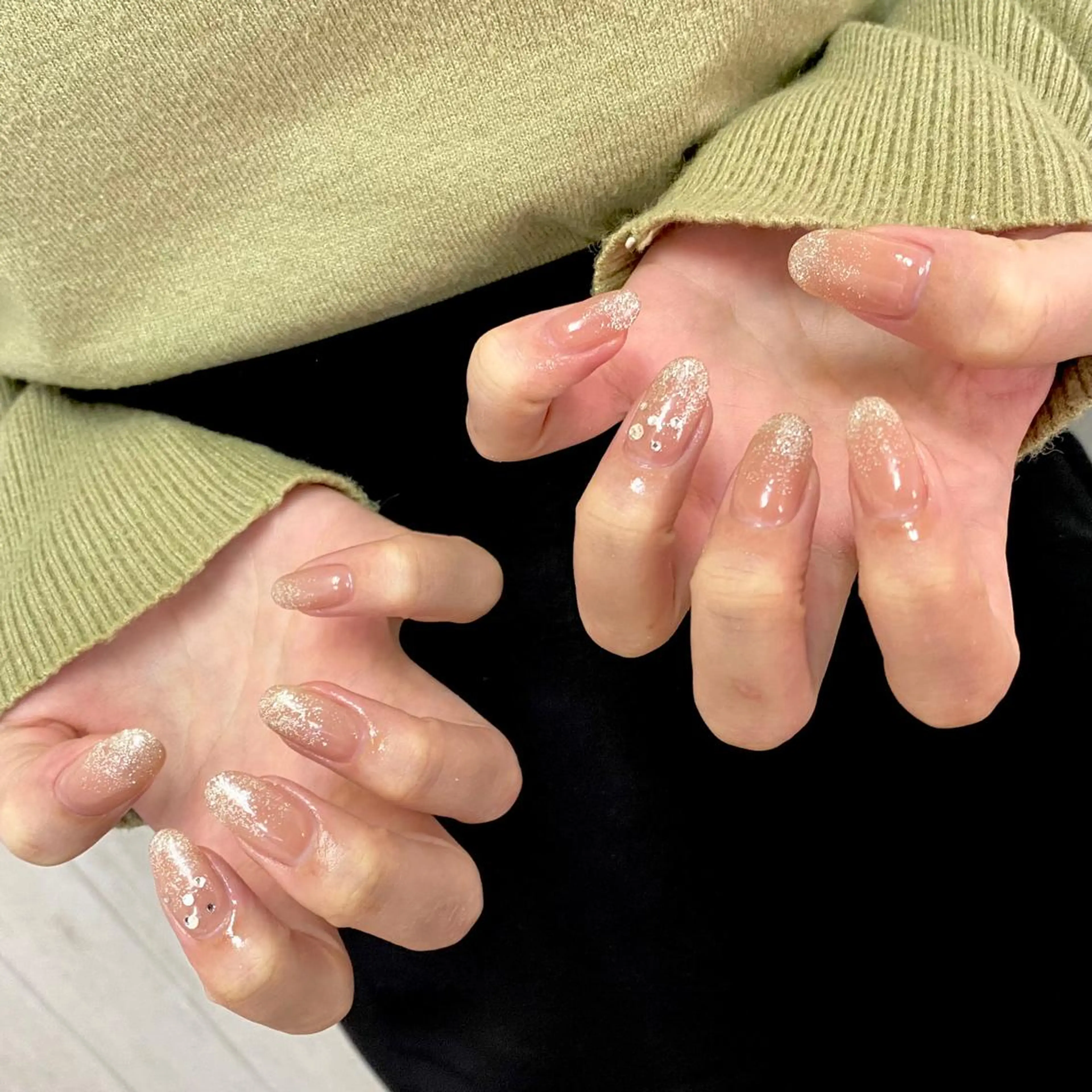 ネイル キラキラネイル ラメ(グリッター) ラメグラデーション オフィスネイル ピンク RandP ｰikumiのネイルデザイン