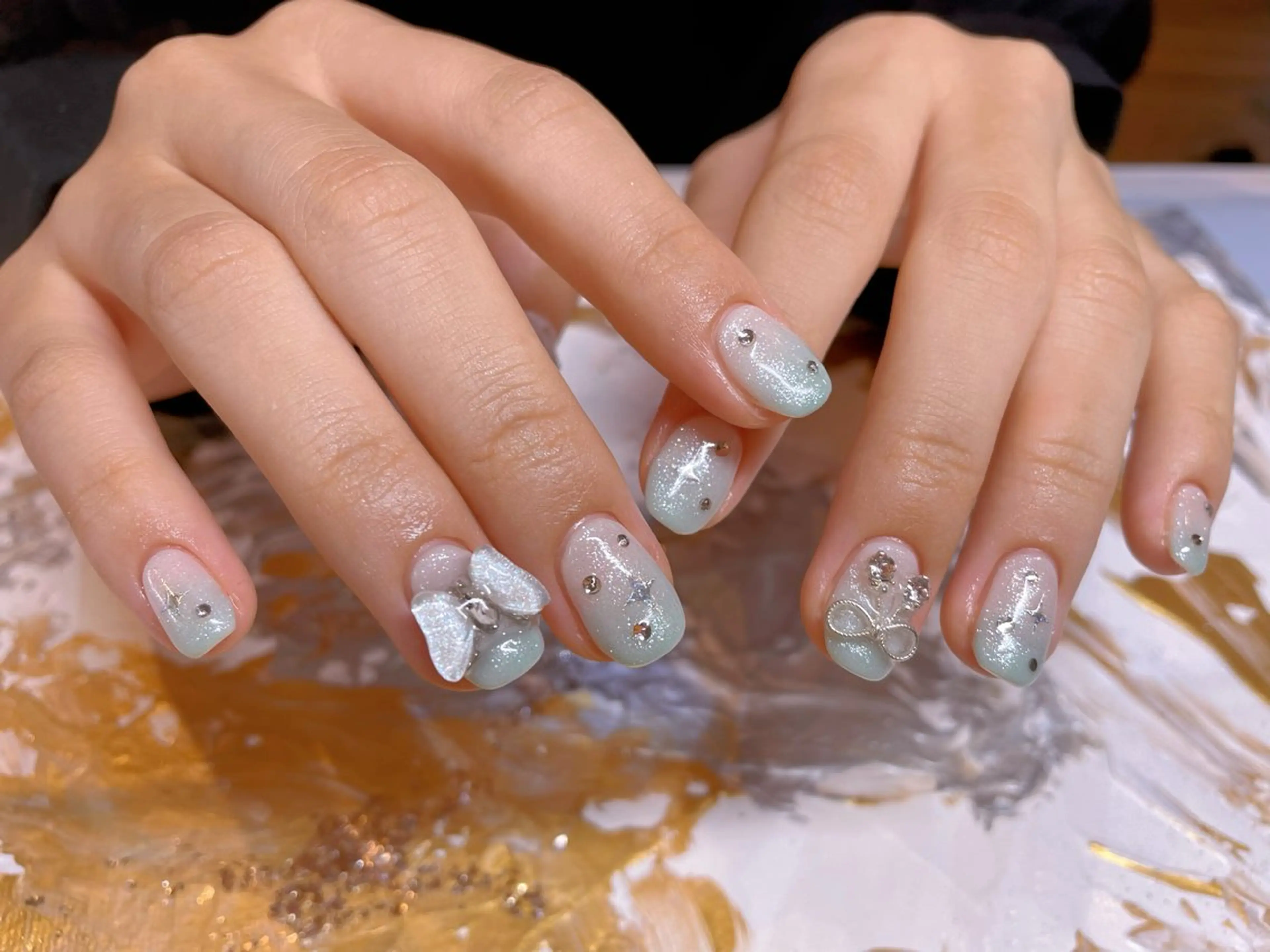 ネイル ブルー グラデーション ストーンネイル ホワイト ハンドネイル ネイリスト ❄️ユキ❄️のネイルデザイン