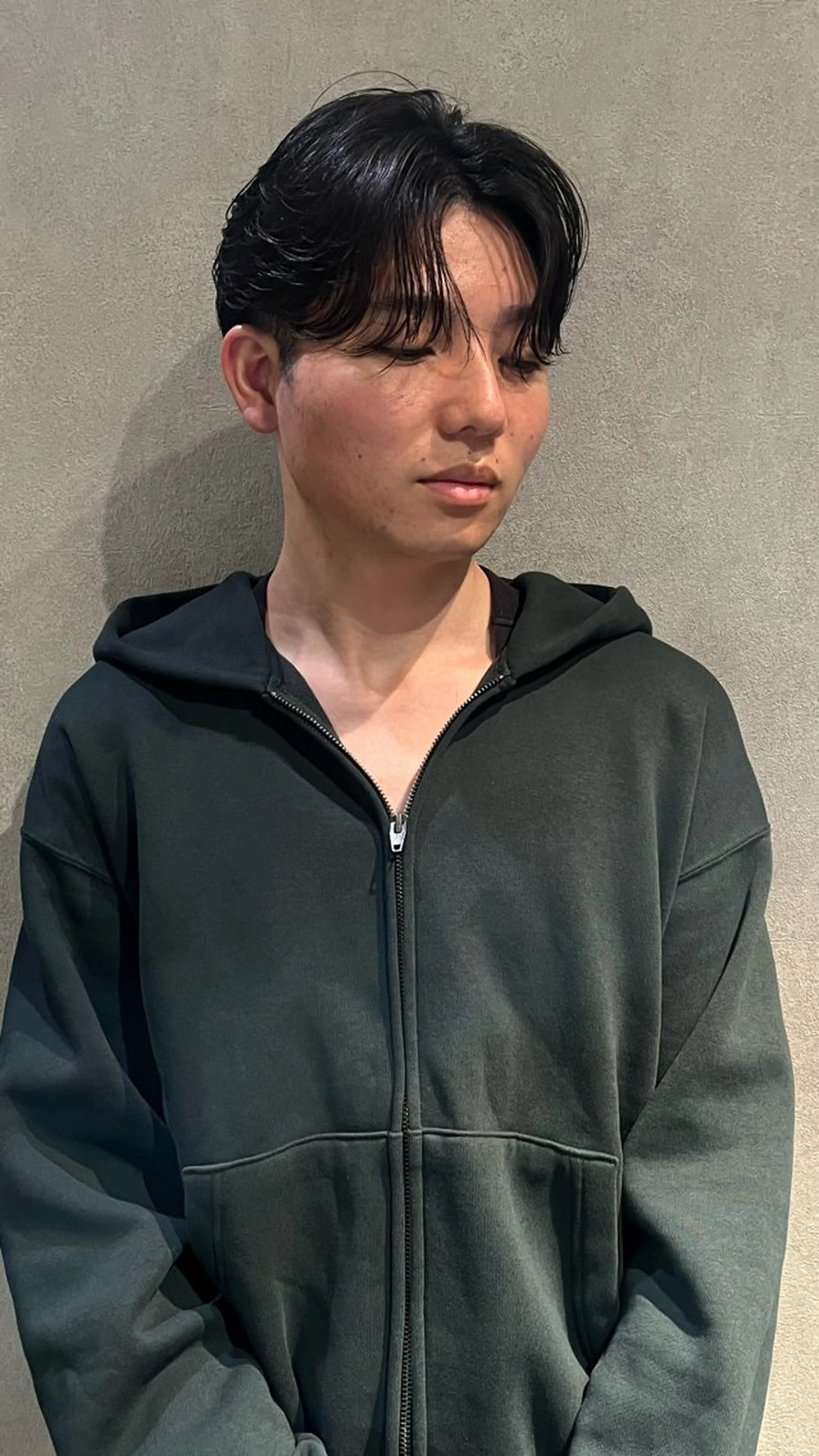 ショート メンズ 切りっぱなしボブ メンズブリーチ センターパート メンズハイライト メンズハイトーン カット HARUKI🏔️/ メンズ/透けブラウンのヘアスタイル