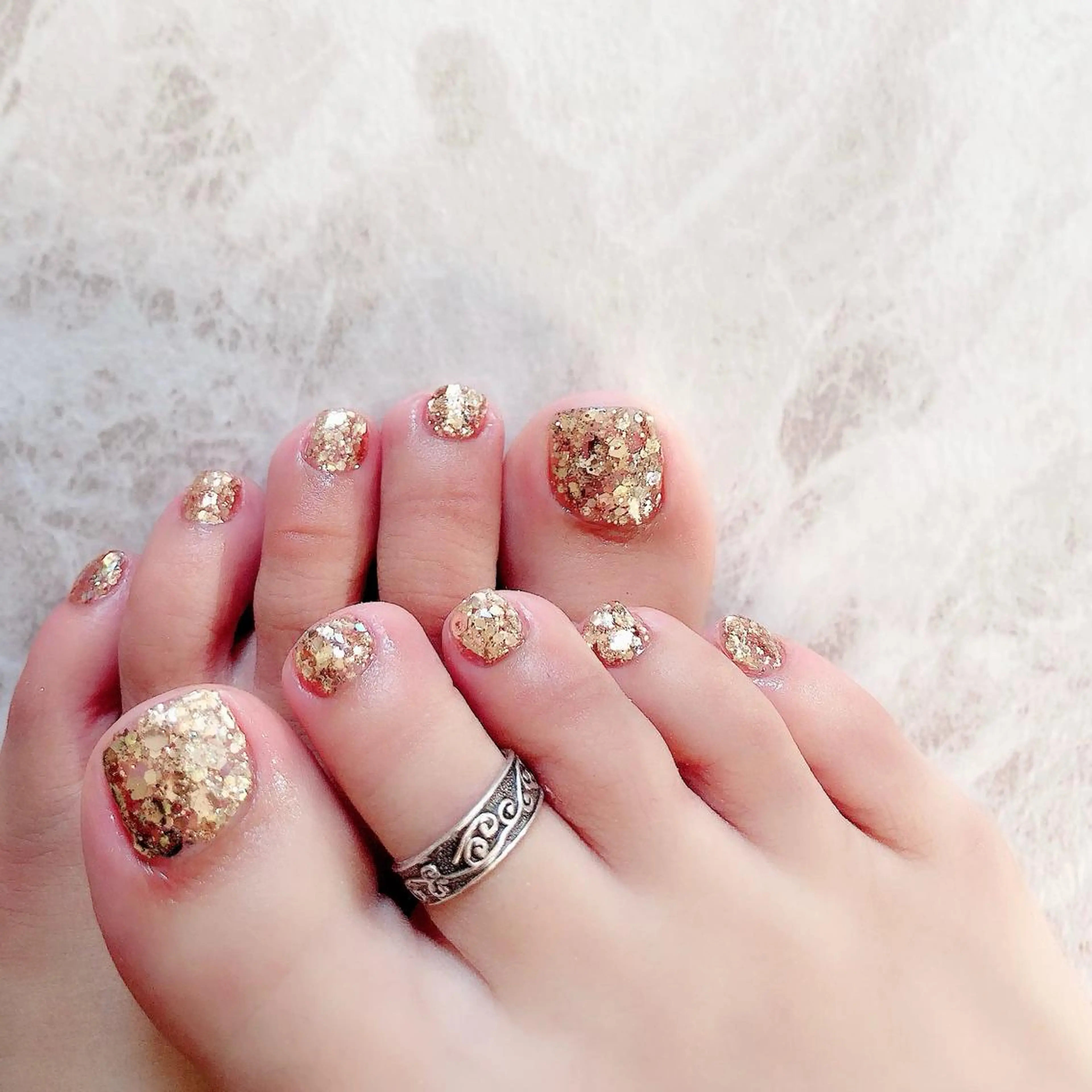 ネイル フットネイル フレンチネイル ジェルネイル ラメ(グリッター) ラメグラデーション NEO Beauty Salon所属・𝐍𝐄𝐎 𝐉𝐔𝐑𝐈のネイルデザイン