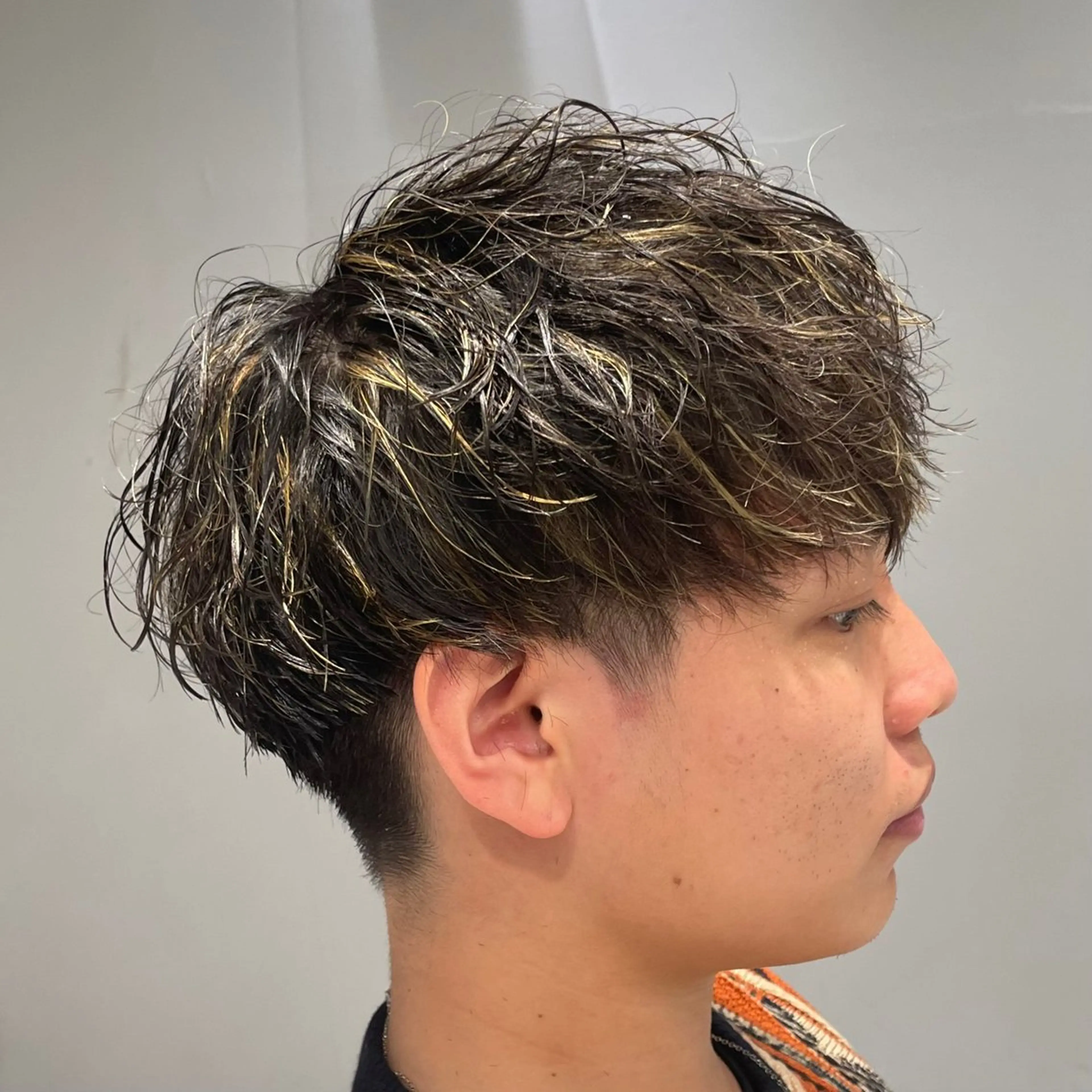 ⭐️メンズ必見⭐️メンズカット+パーマ(種類何でもOK)+金メッシュ ハイライト🌠 【マンツーマンサロン】の写真