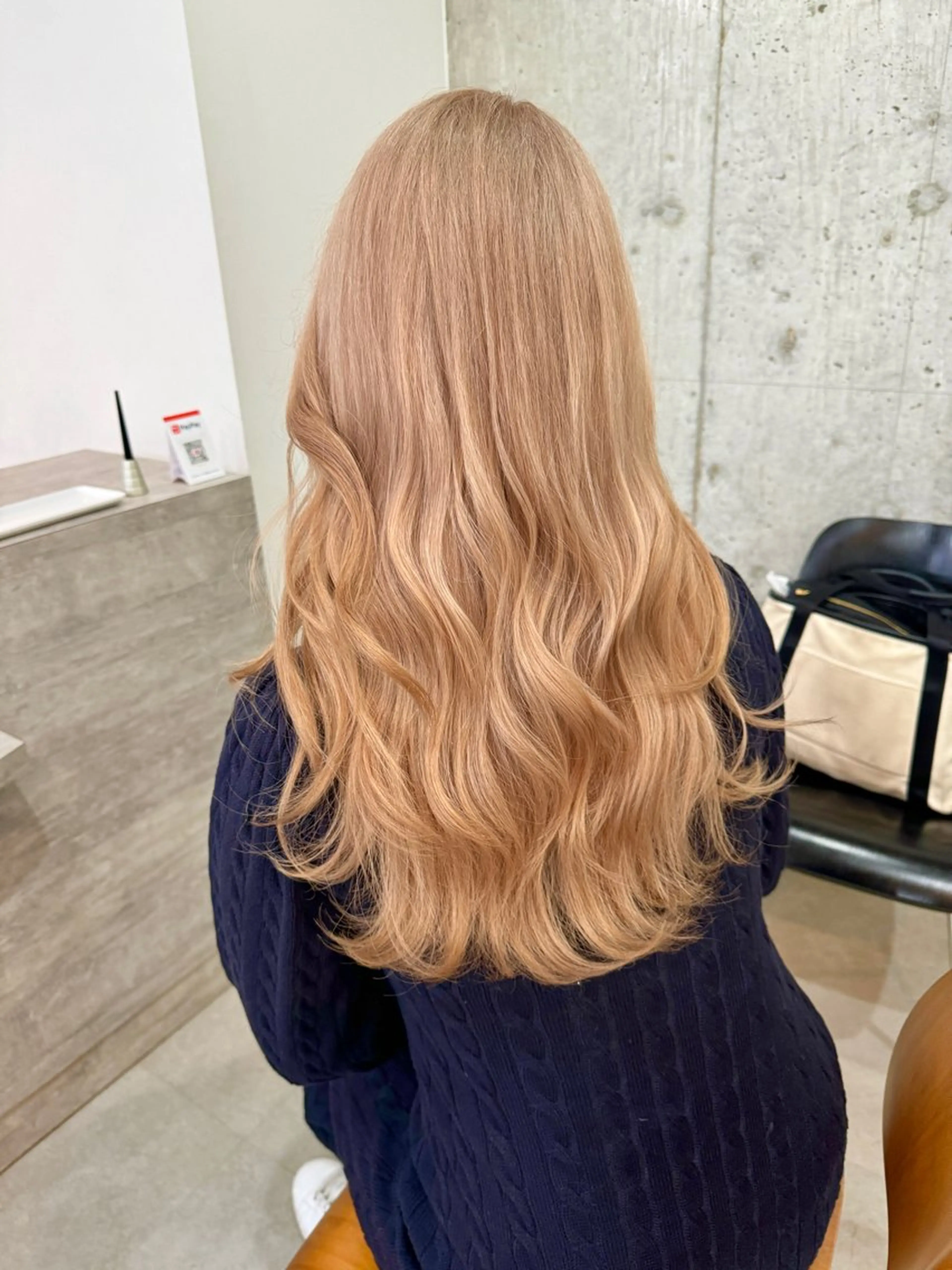 ロング カラー ベージュカラー ミルクティーベージュ 切りっぱなしボブ/ ブリーチカラー/大塚のヘアスタイル