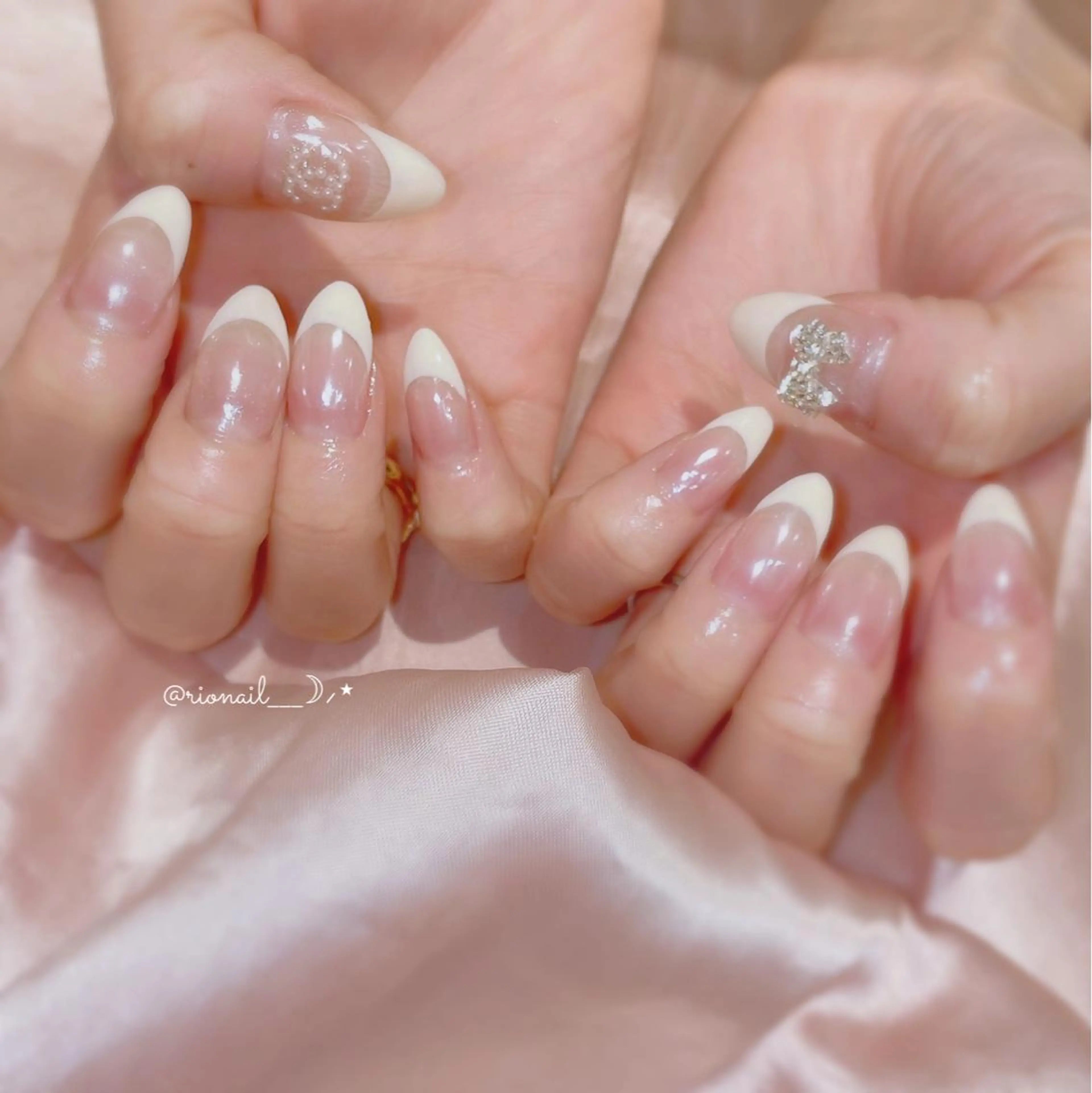ネイル リボン 𝘙𝘪𝘰𝘯𝘢 ...🕯🤍のネイルデザイン