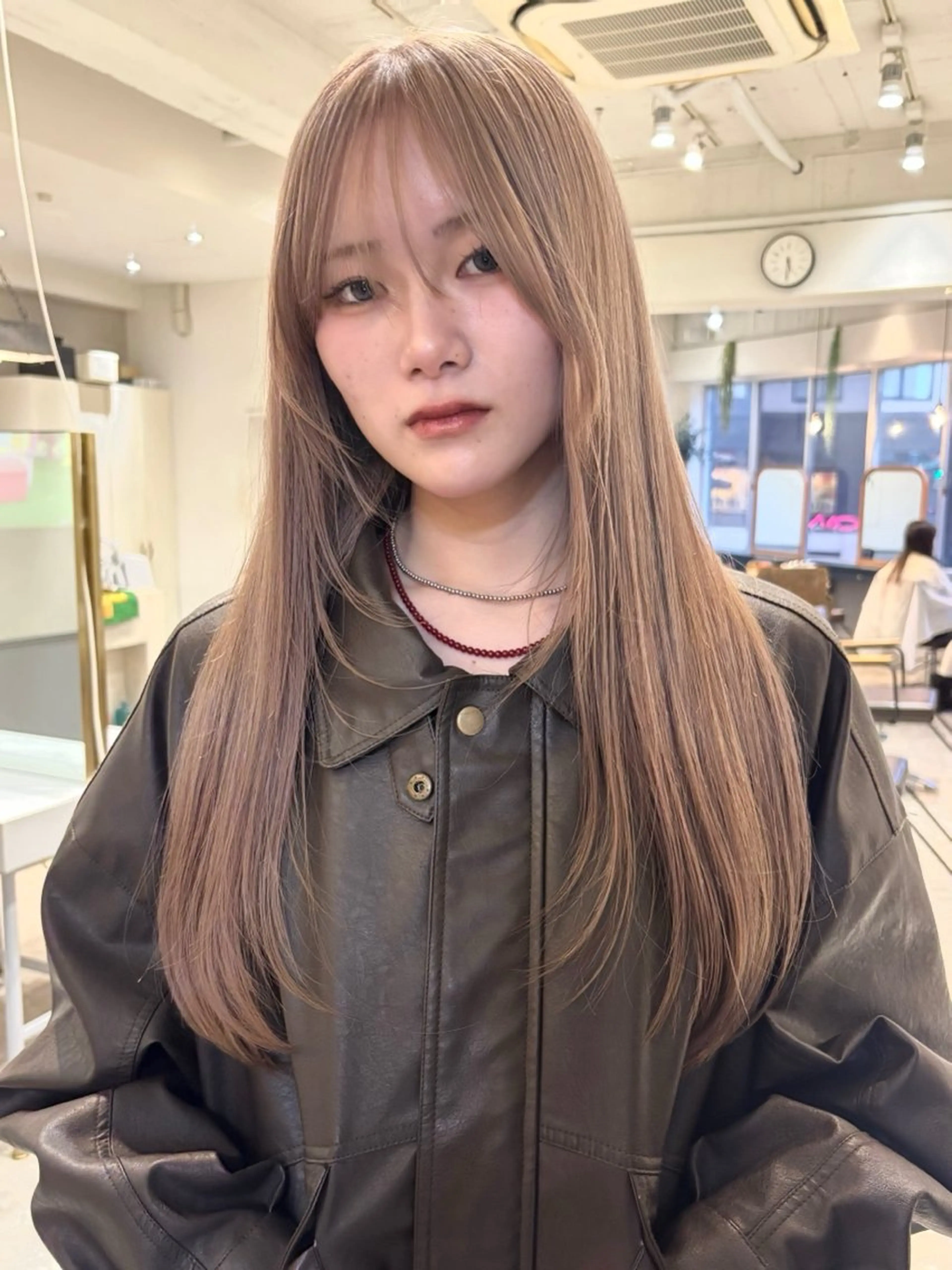 ロング ｍｏｍｏ/ ハイトーン/ベージュのヘアスタイル