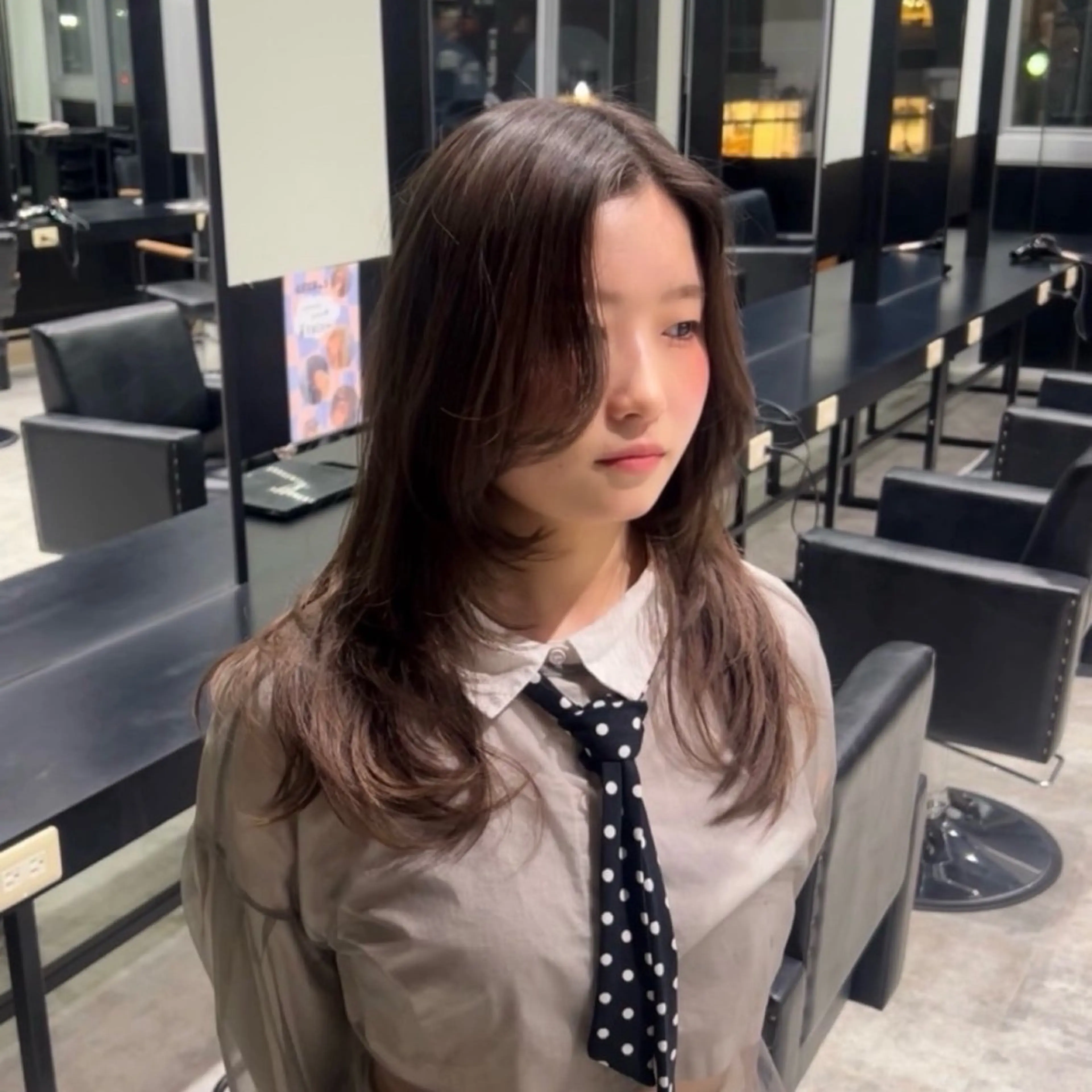 セミロング 顔まわりレイヤー レイヤーカット みゆ〈774〉 レディース限定のヘアスタイル