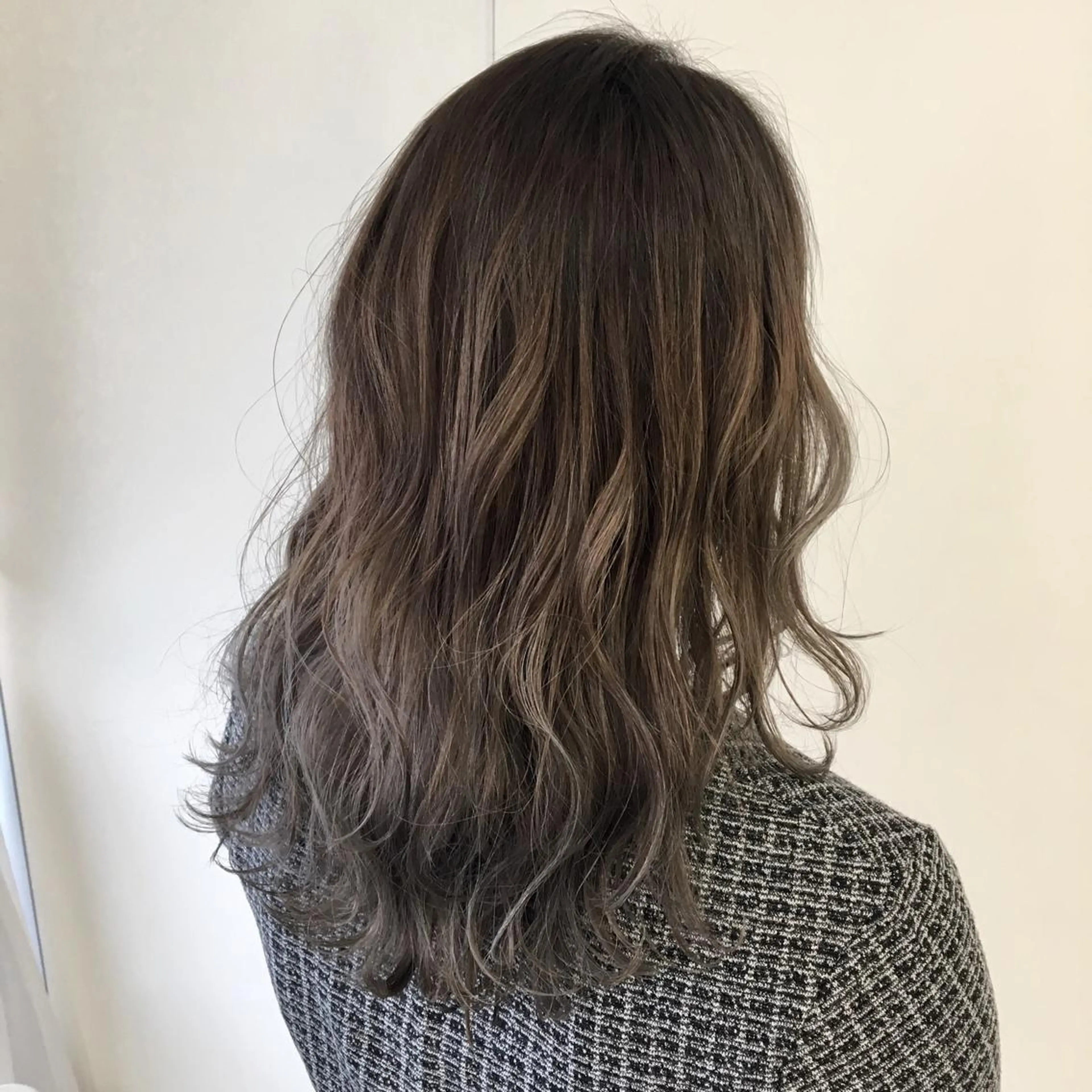 ロング カラー アッシュ ブリーチ グラデーションカラー カット ヘッドスパ 髪質改善 頭身浴/ 中田のヘアスタイル