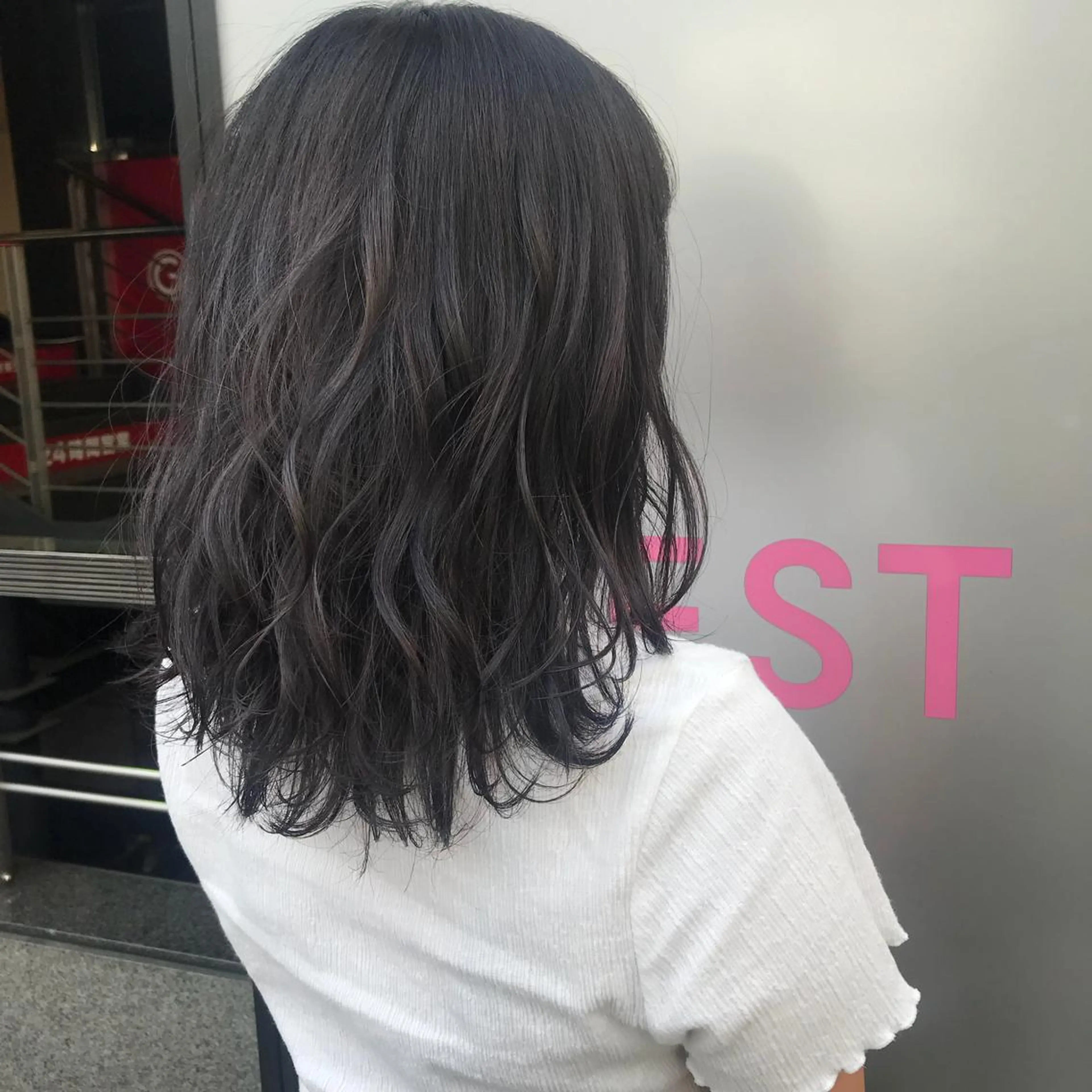 ミディアム カラー ブリーチ ダークグレー AMI ウルフパーマ/メンズのヘアスタイル