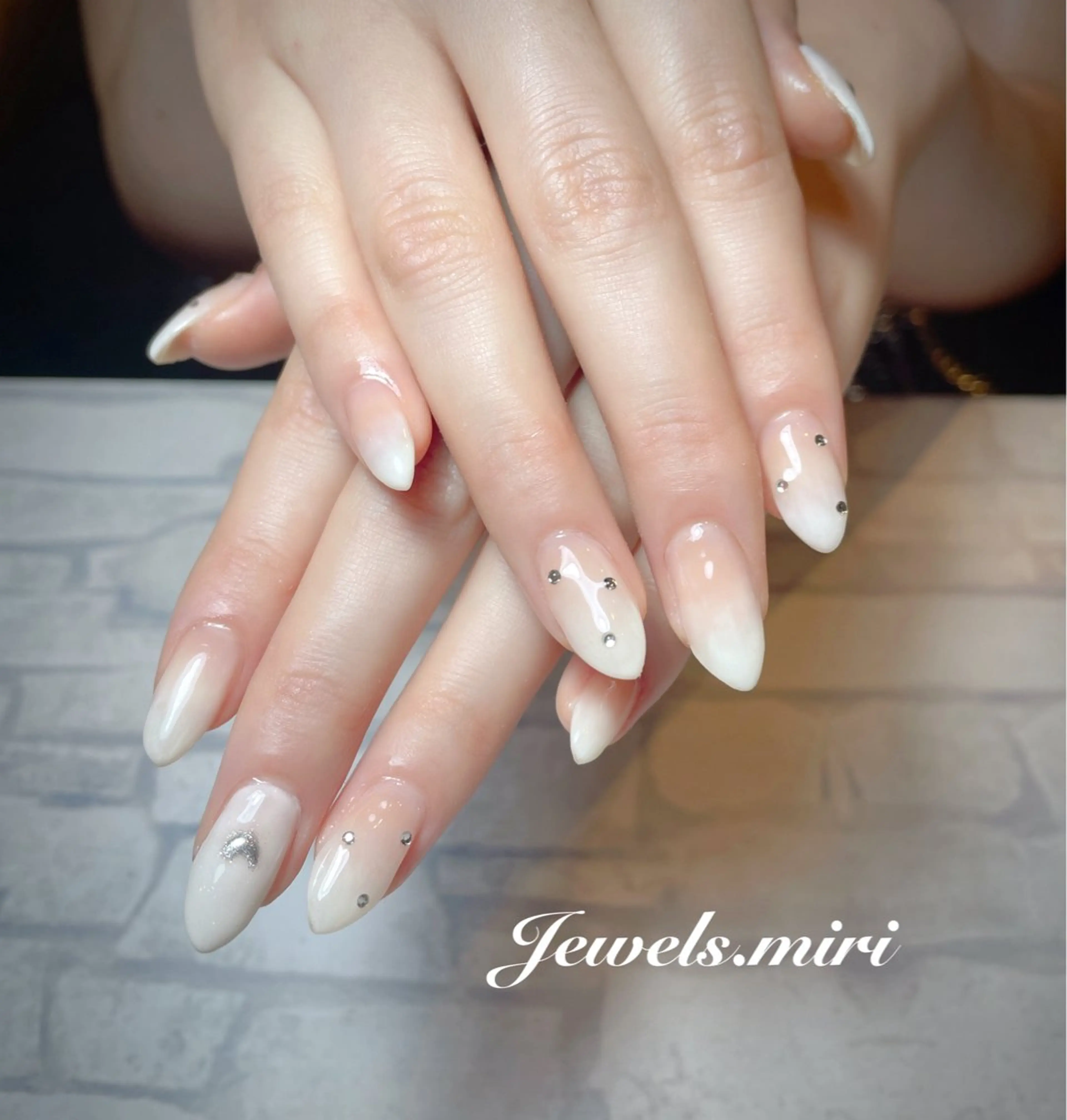 ネイル グラデーション 持ち込み ストーンネイル ホワイト Jewels nail lily 白楽所属・ネイルサロン Jewels Mのネイルデザイン