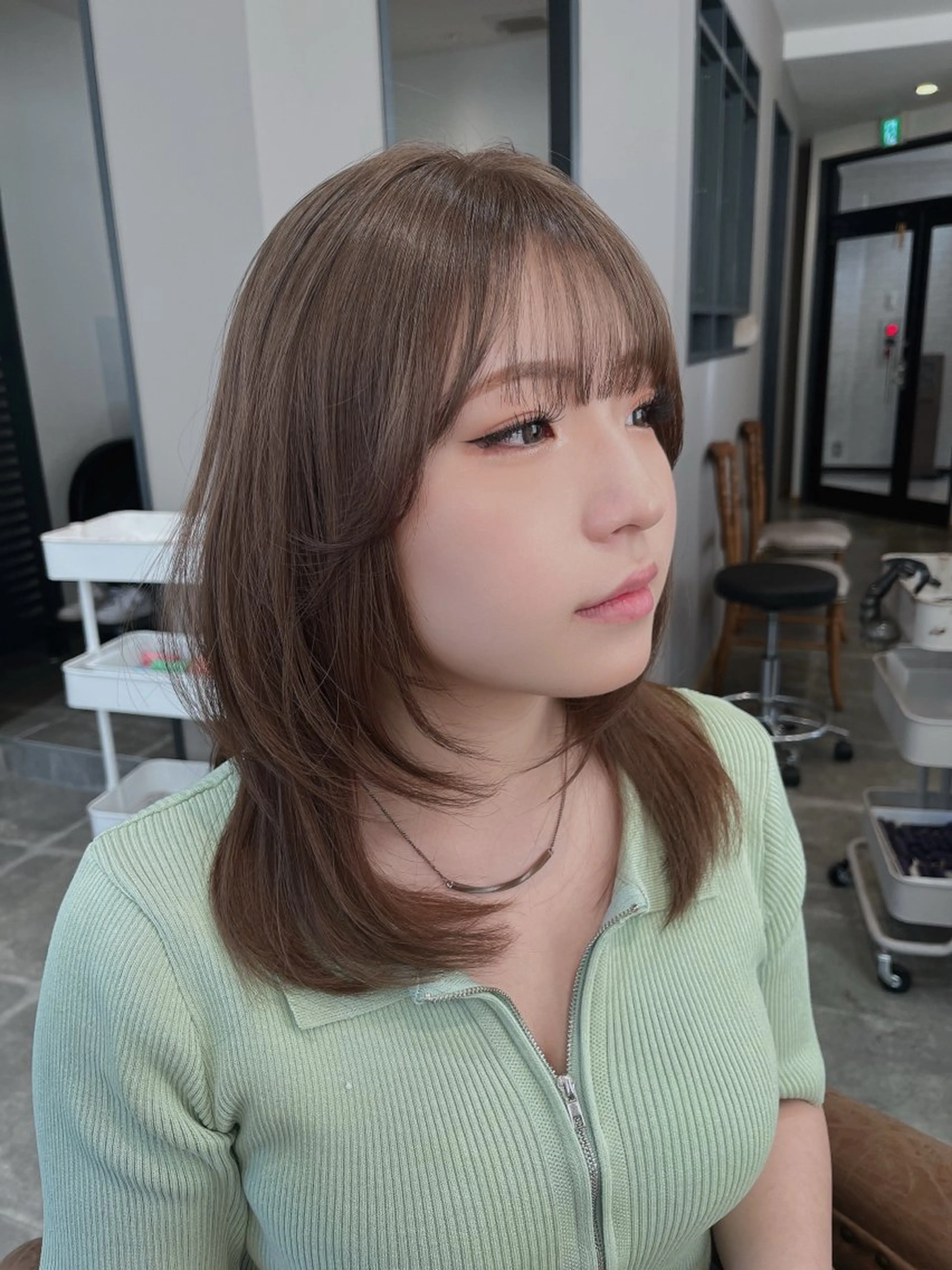ミディアム カット ヘアカラー 緒方 つばさのヘアスタイル