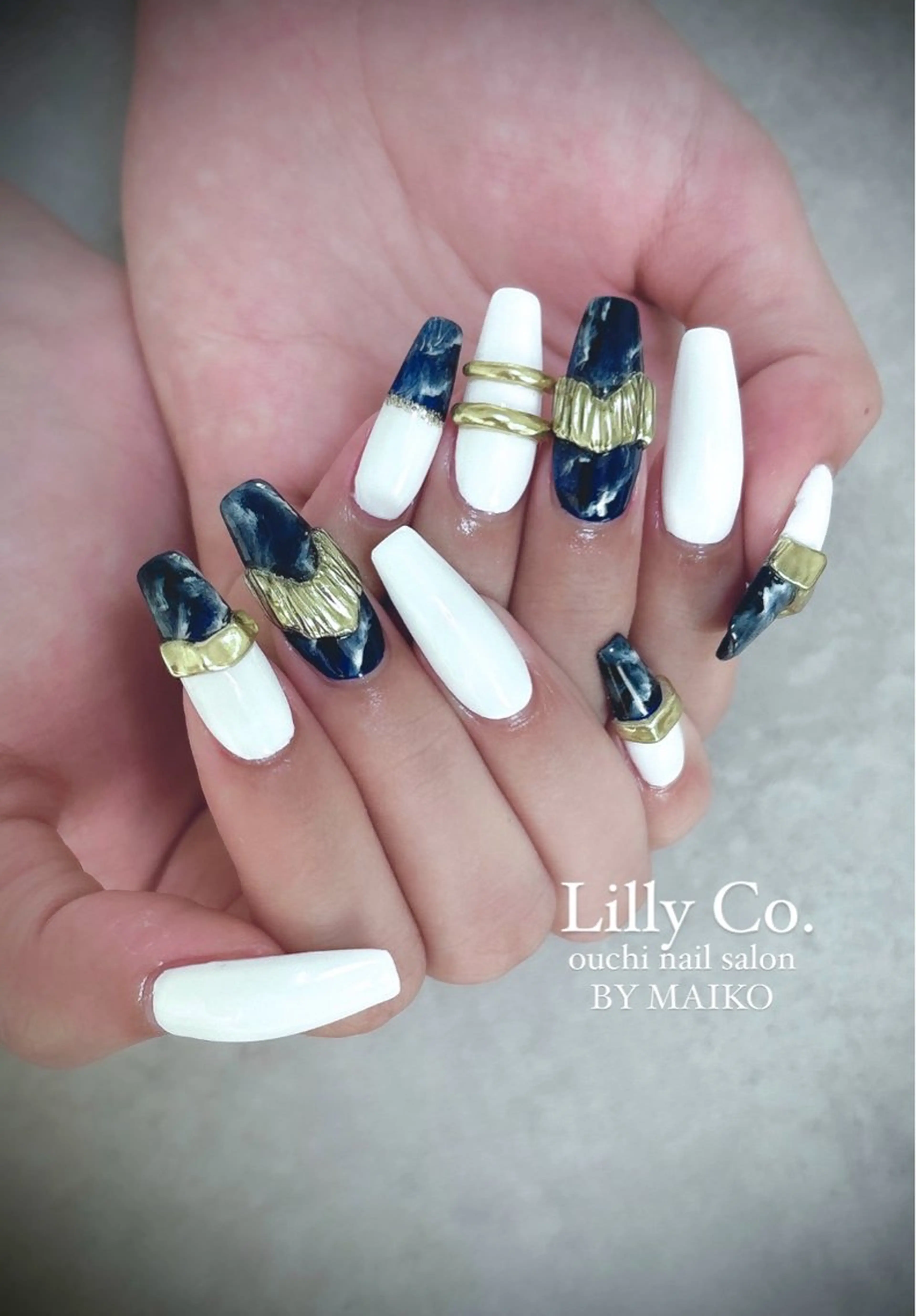 ネイル ブルー ゴールド ミラーネイル ホワイト Lilly Co.のネイルデザイン