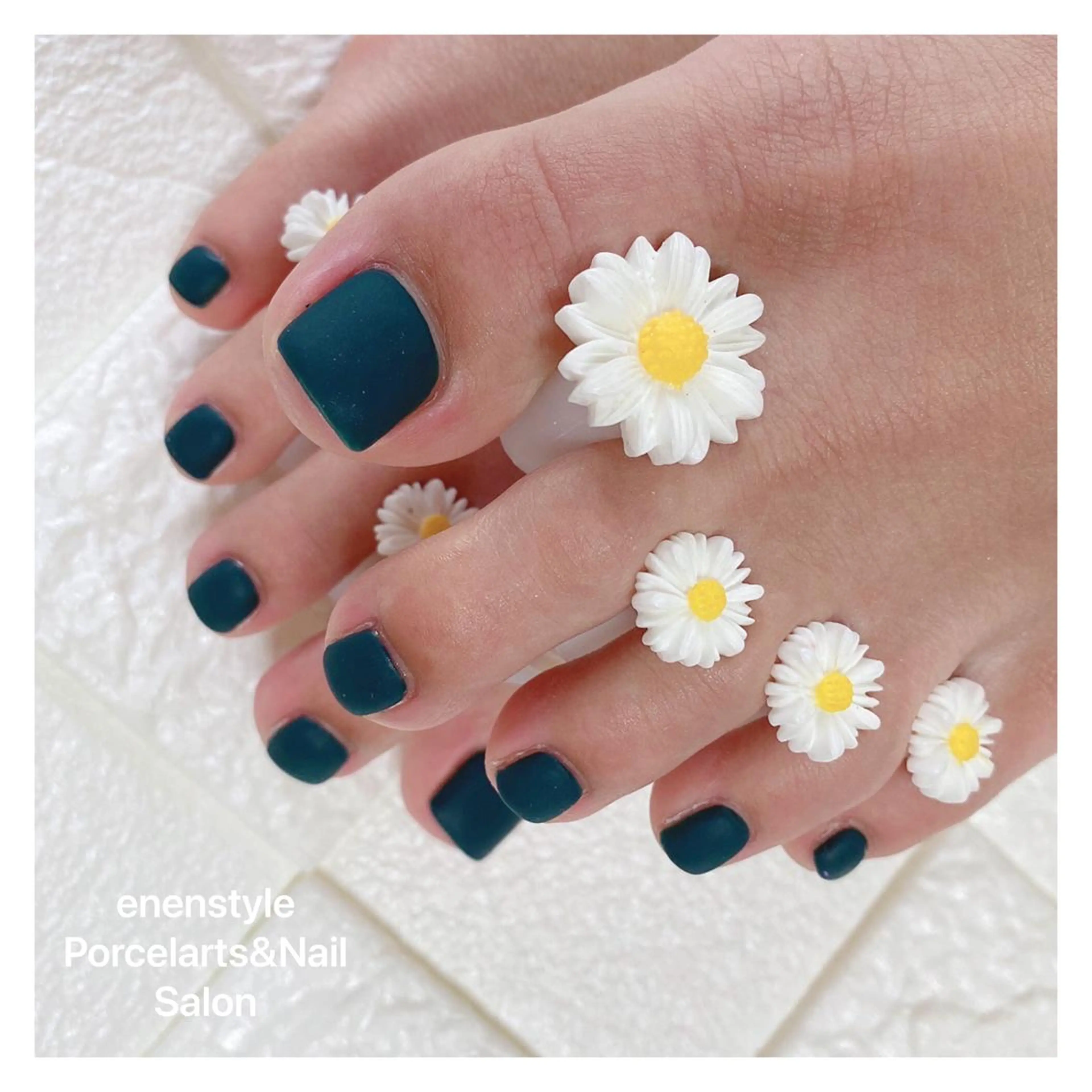 ミディアム ネイル ハンドネイル フットネイル 👑enen style👑のネイルデザイン