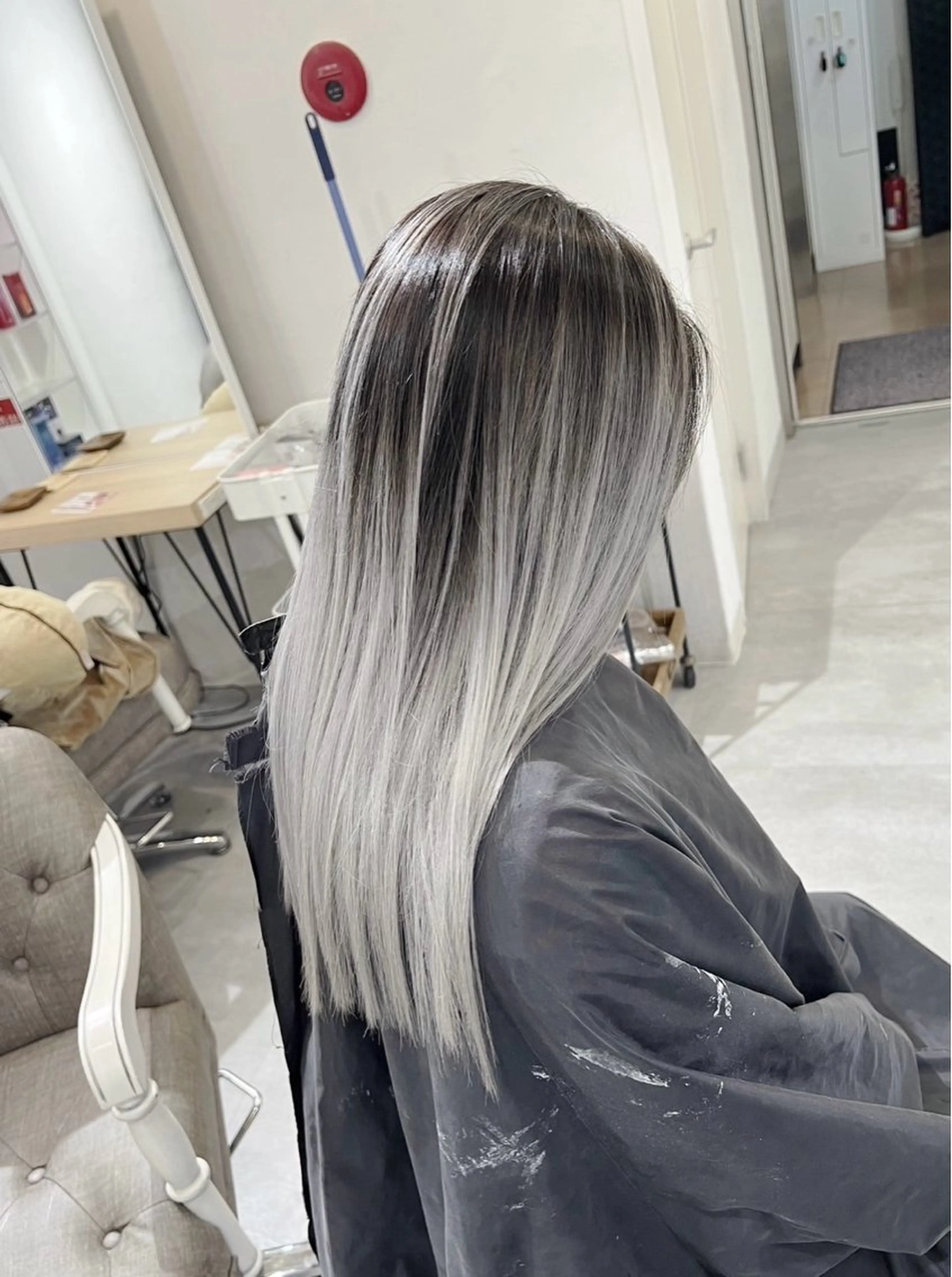 ロング カラー バレイヤージュ シルバー ホワイトシルバー レイヤーカット ヘアカラー トリートメント ROBIN所属・指名数No.1 /NAOYAのヘアスタイル