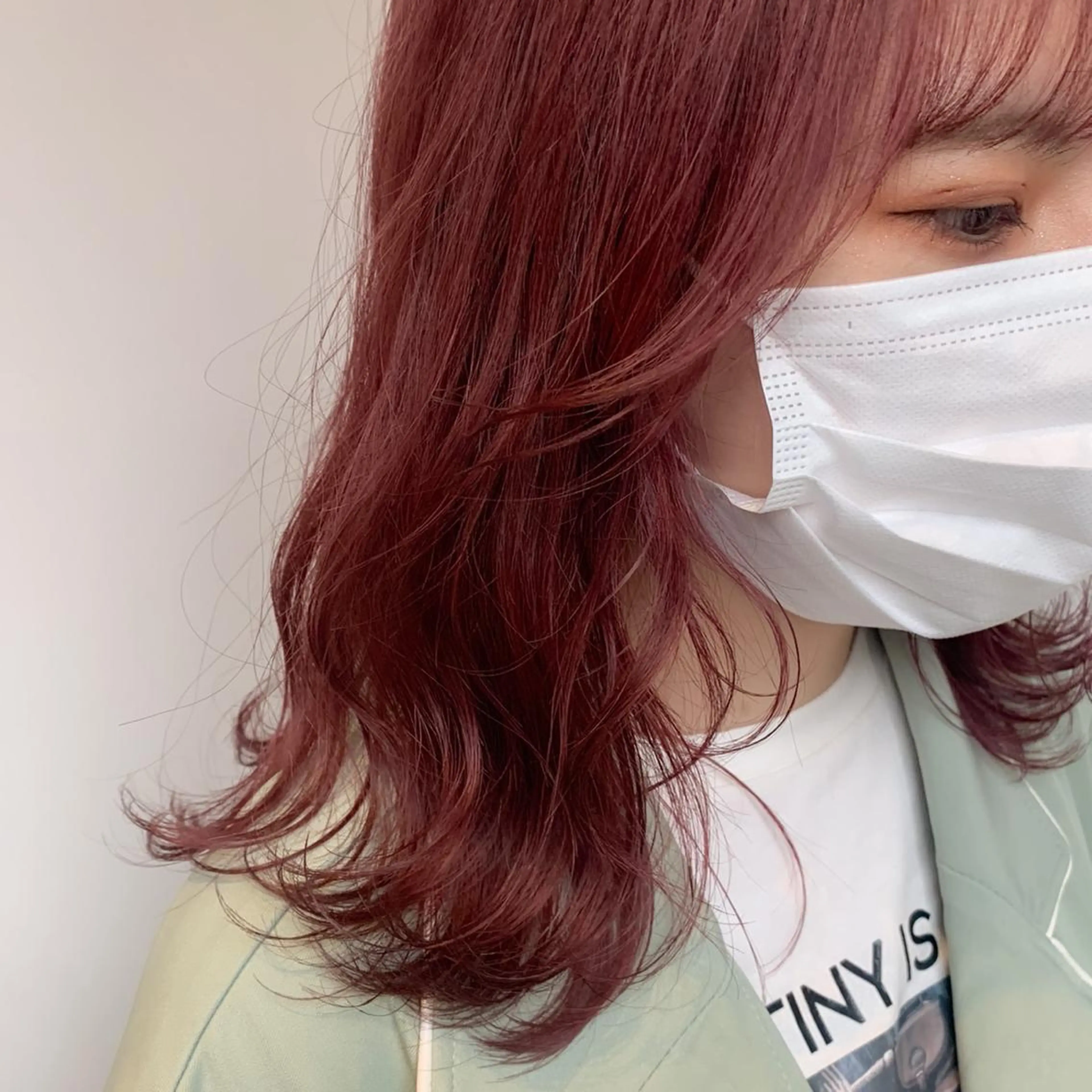 ミディアム カラー ピンクカラー レッドカラー レイヤーカット 小顔カット カット ヘアカラー トリートメント "小顔カット" Fuko.のヘアスタイル