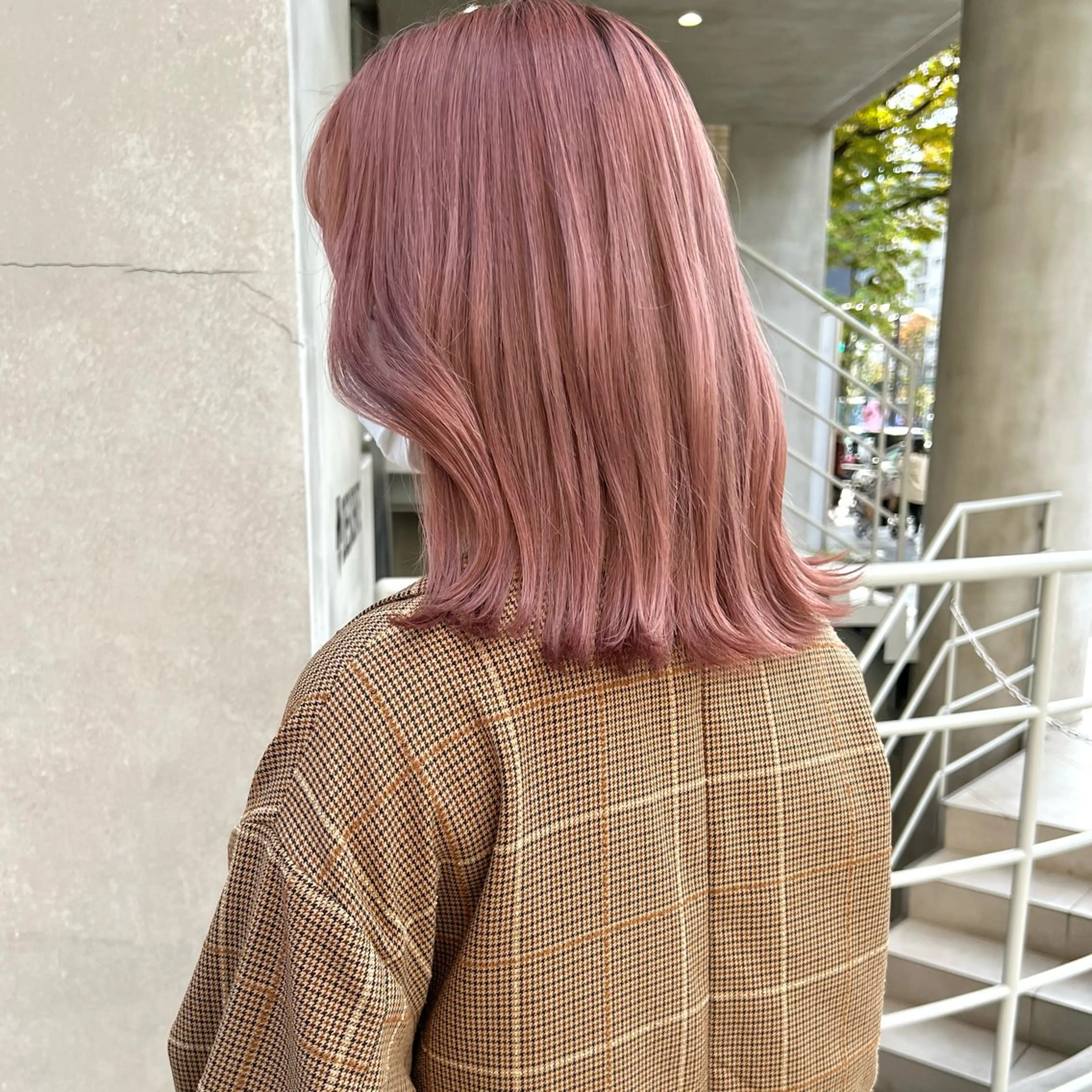 ミディアム カラー 切りっぱなしボブ ブリーチ ラベンダーカラー ラベンダーピンク ピンクカラー 大久保 佳那のヘアスタイル