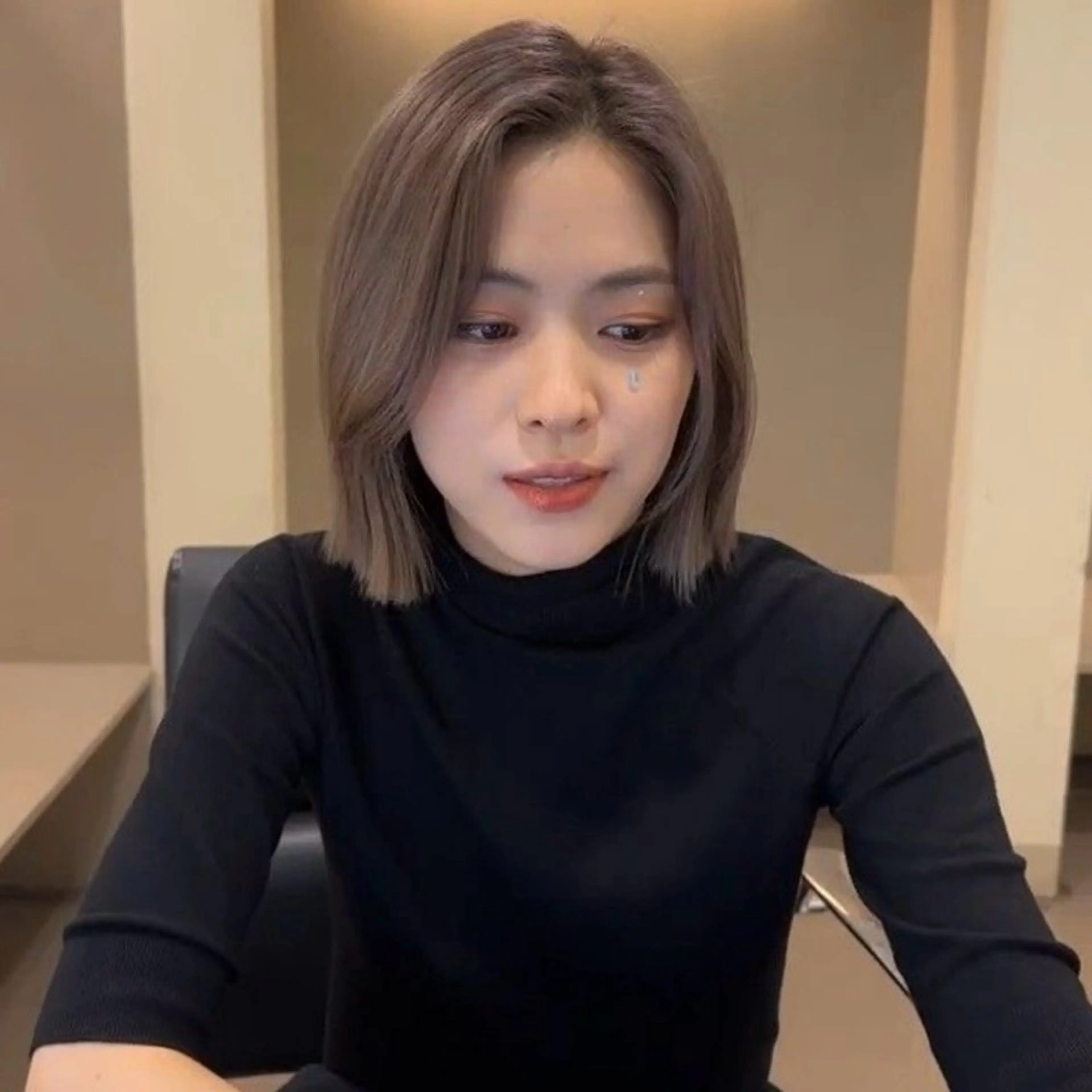 ショート カラー ブリーチ ケアブリーチ 透明感カラー ダブルカラー ブリーチなしカラー nonoka オリーブ/グレージュのヘアスタイル