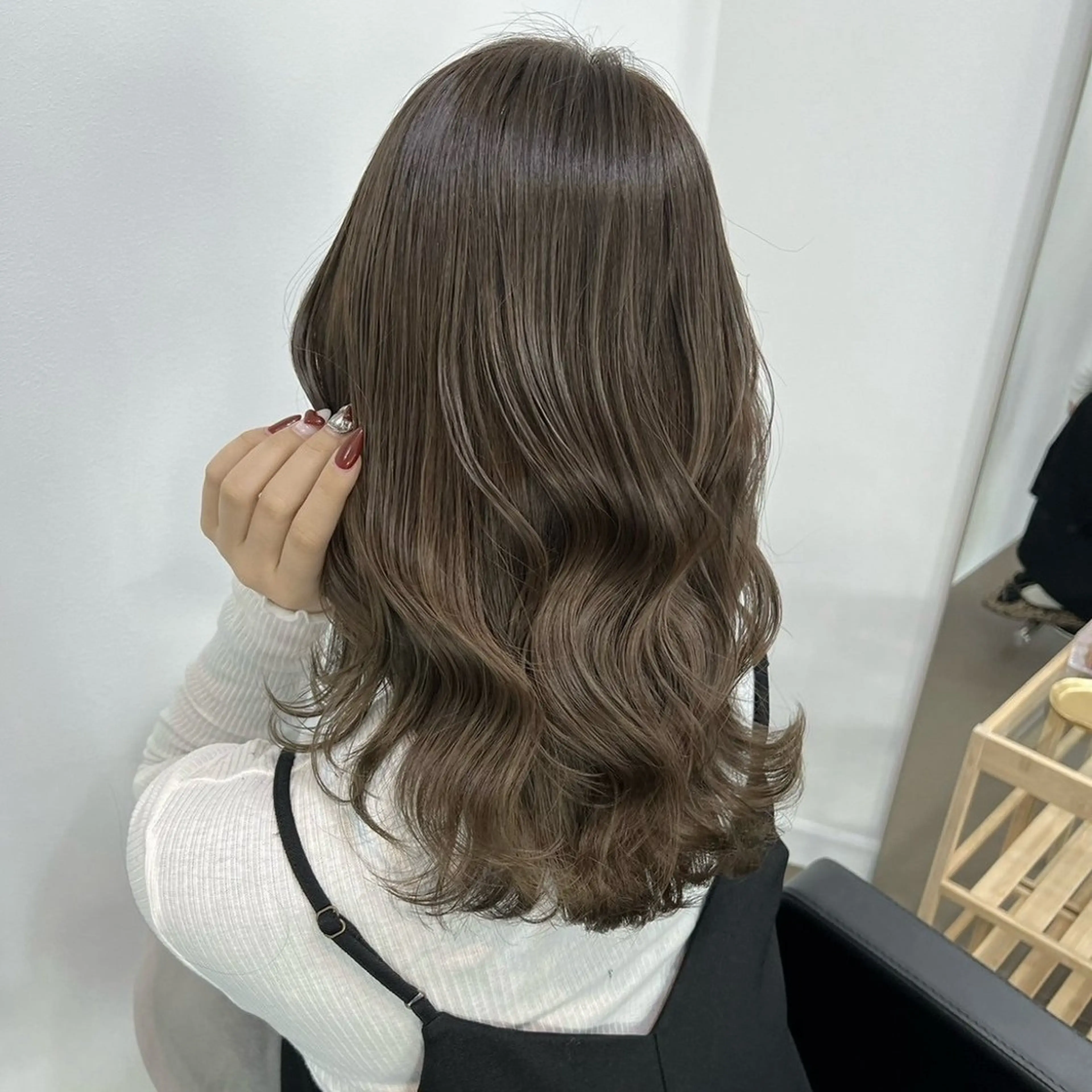 セミロング 岡田 佳子のヘアスタイル