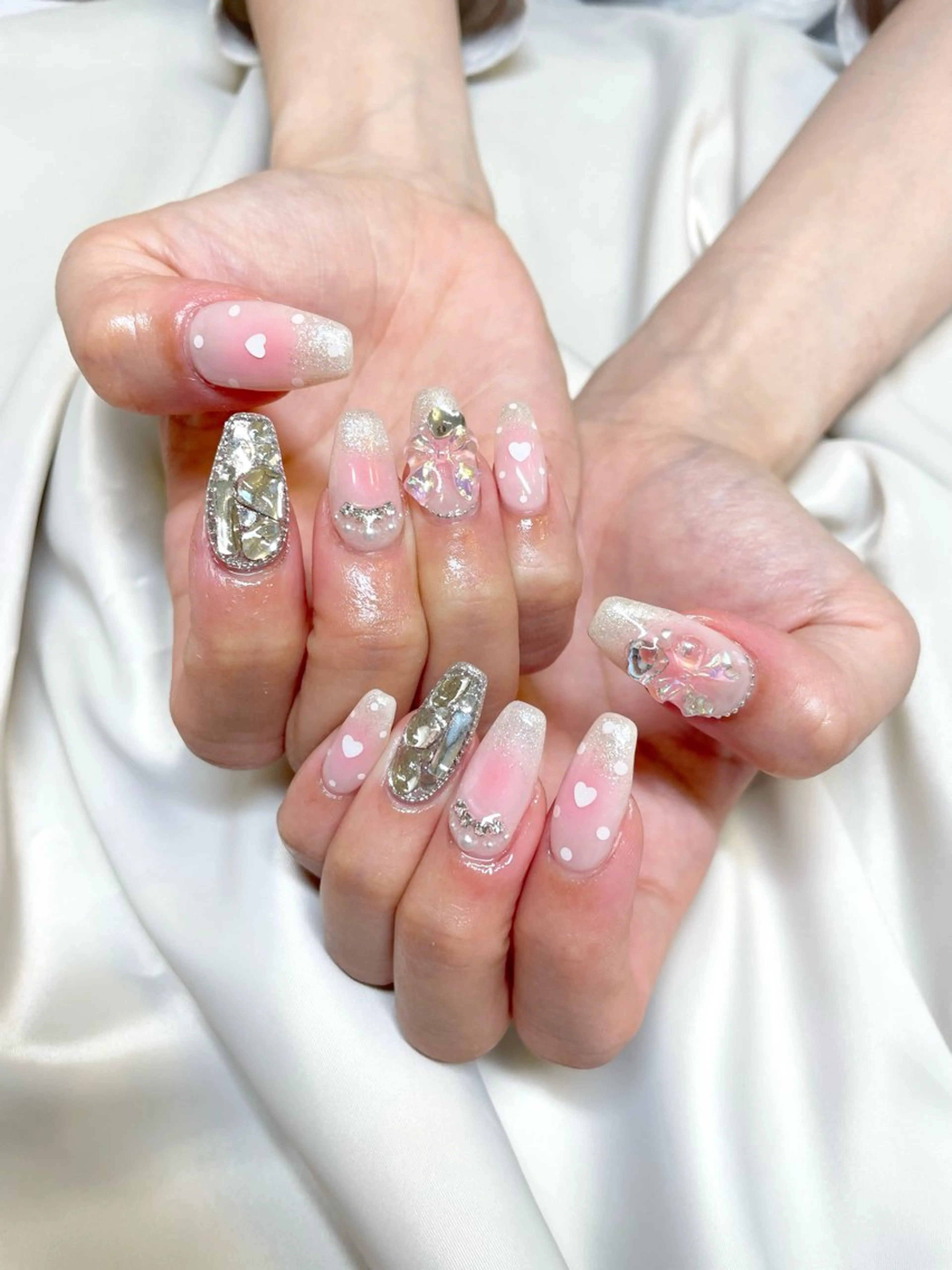 ネイル チークネイル ハート ラメ(グリッター) ラメグラデーション ハンドネイル ui nailのネイルデザイン