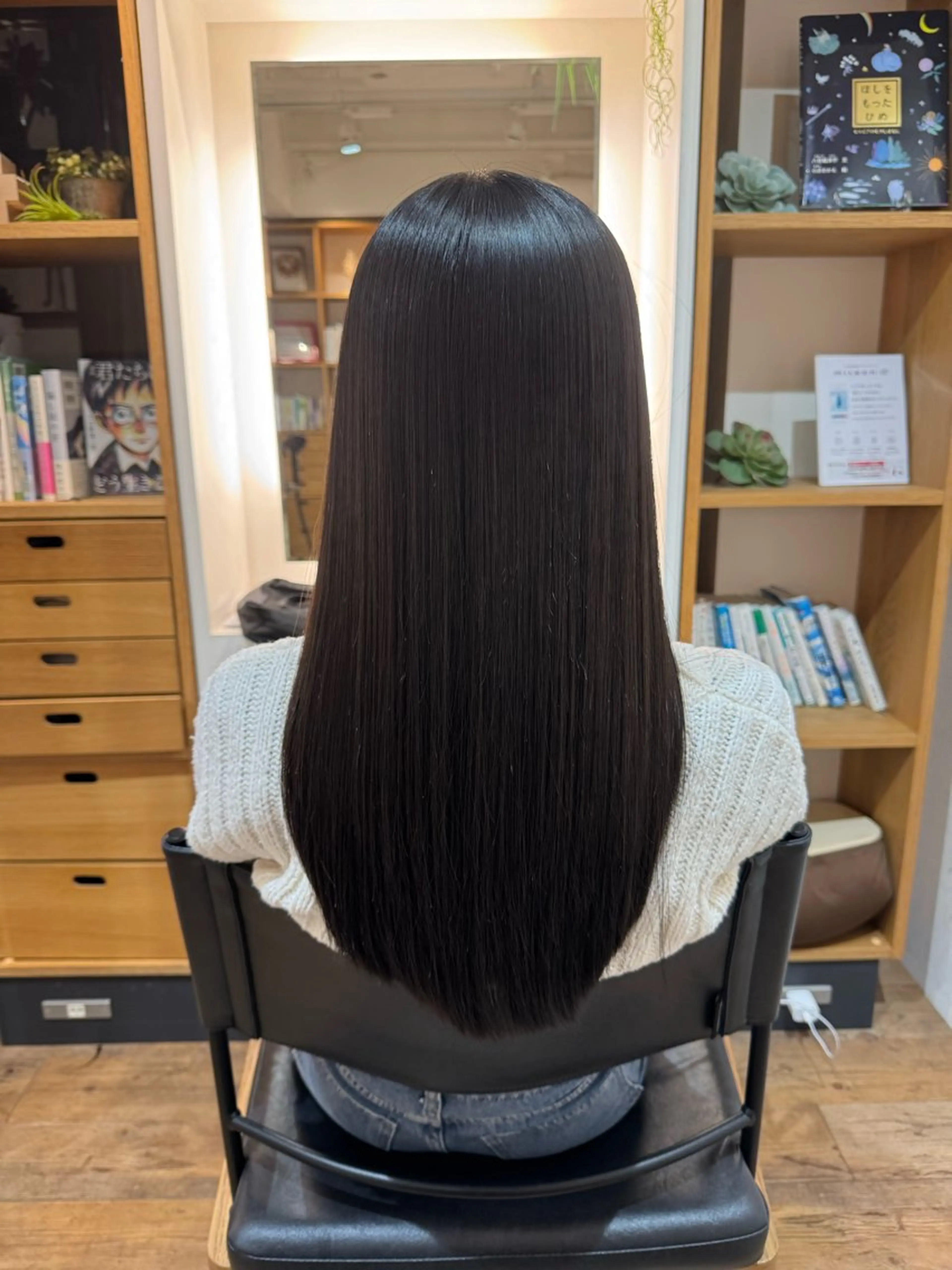 セミロング カット 縮毛矯正 トリートメント afloatkobe所属・美髪/髪質改善 川口凌弥のヘアスタイル