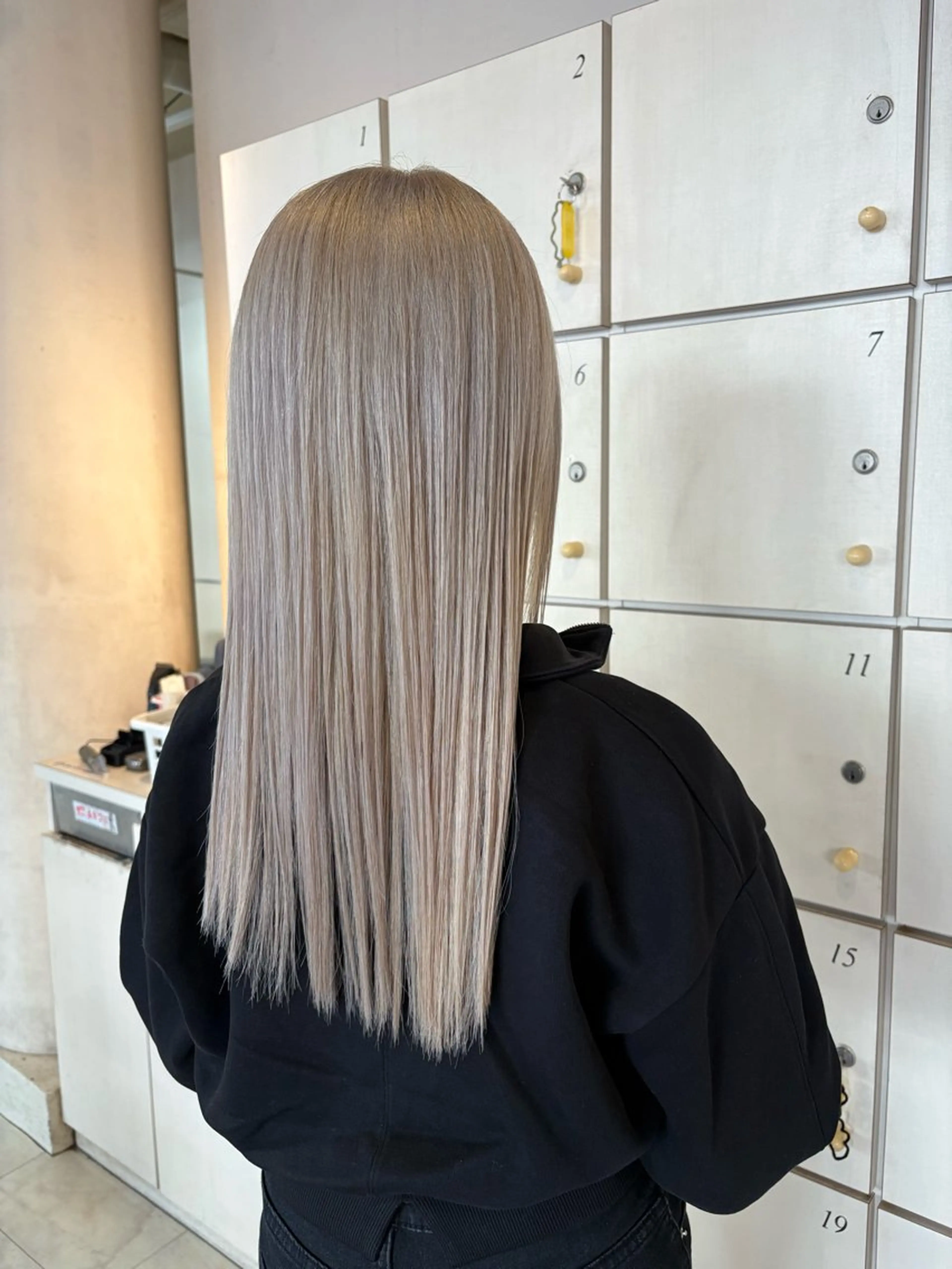 ロング カラー ベージュカラー ブリーチ ホワイトベージュ ヘアカラー 小森 永のヘアスタイル