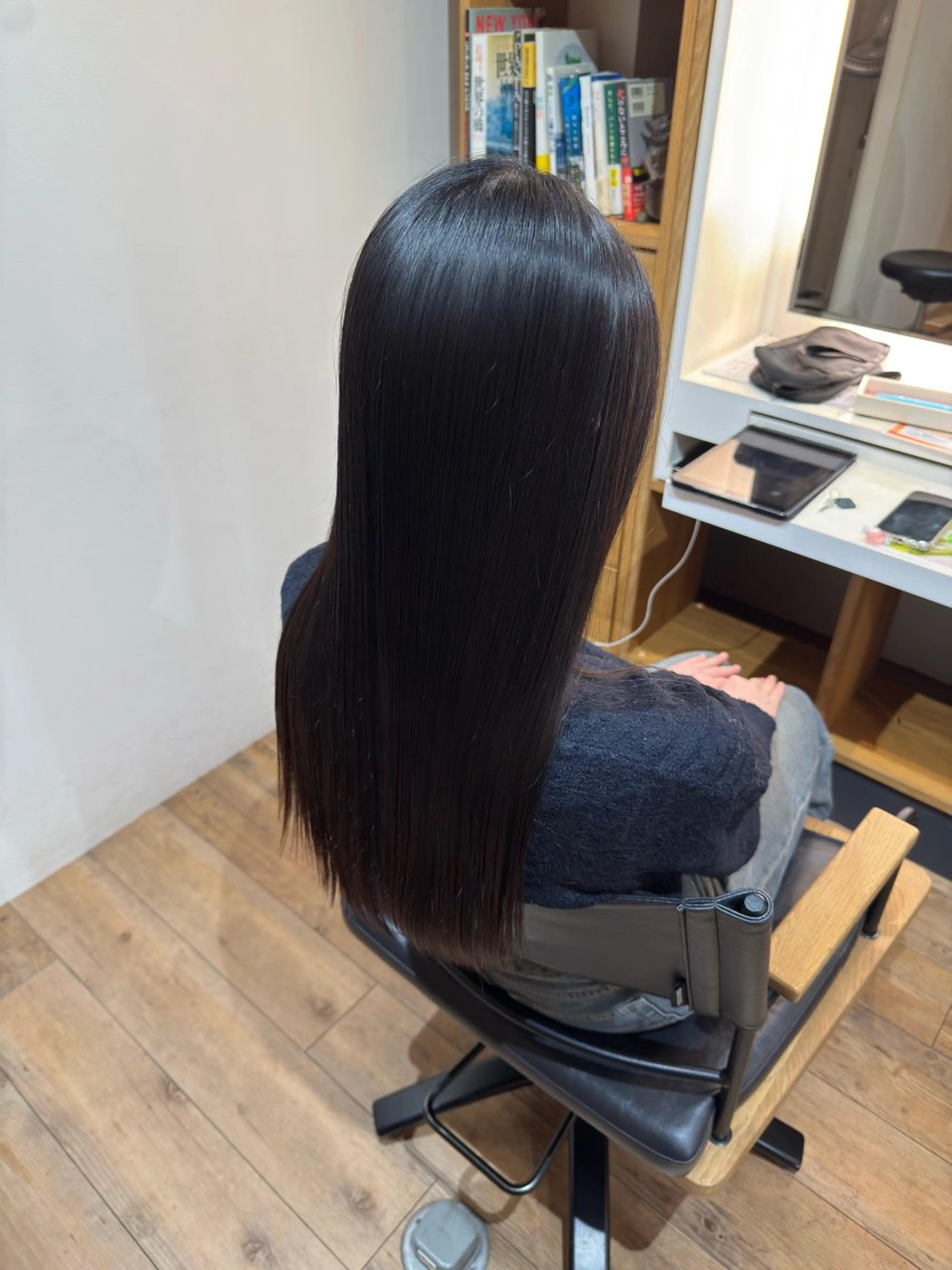 セミロング カット 縮毛矯正 トリートメント afloatkobe所属・美髪/髪質改善 川口凌弥のヘアスタイル