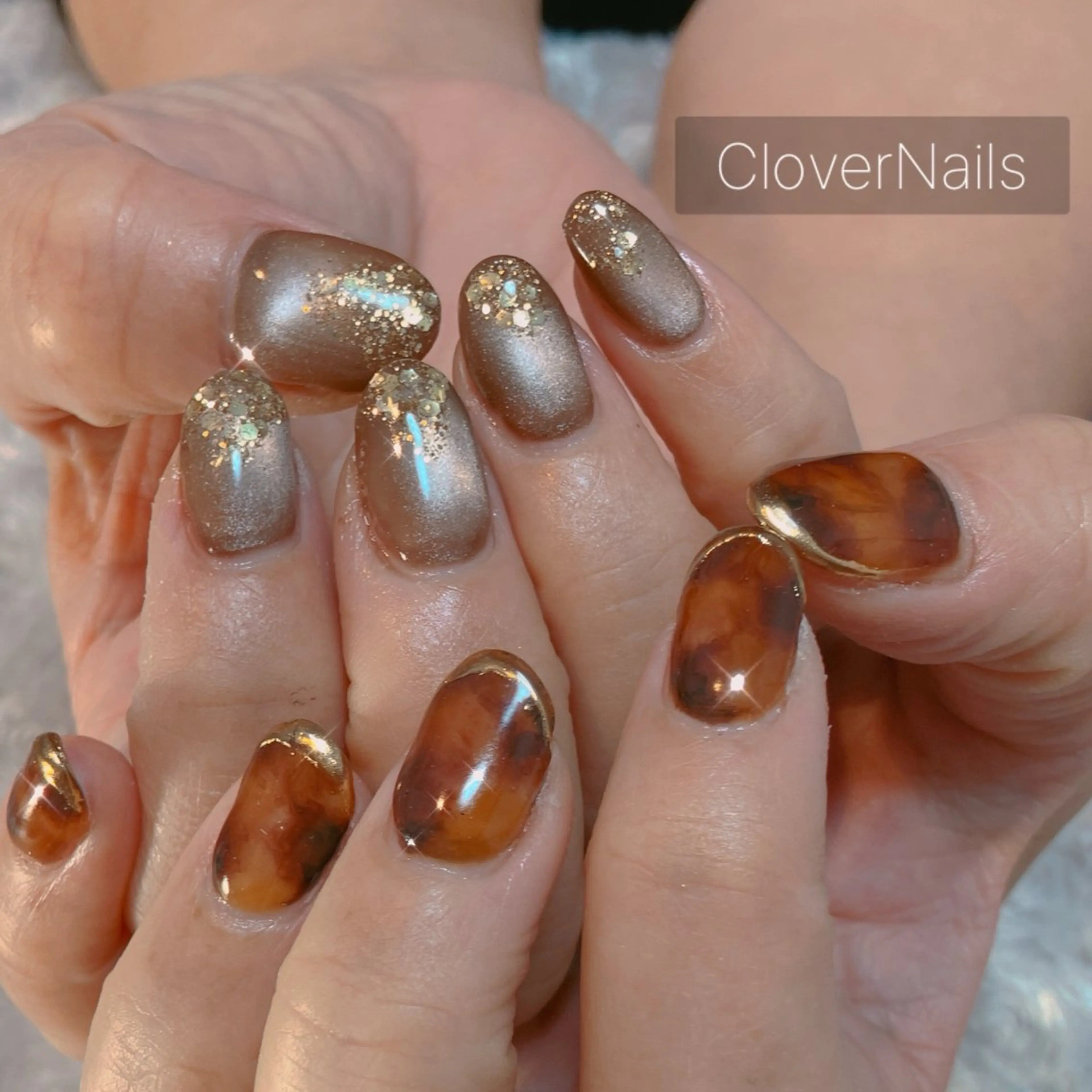 ネイル べっ甲ネイル ゴールド キラキラネイル ラメ(グリッター) 冬ネイル ハンドネイル 自宅ネイルサロン クロバーネイルのネイルデザイン