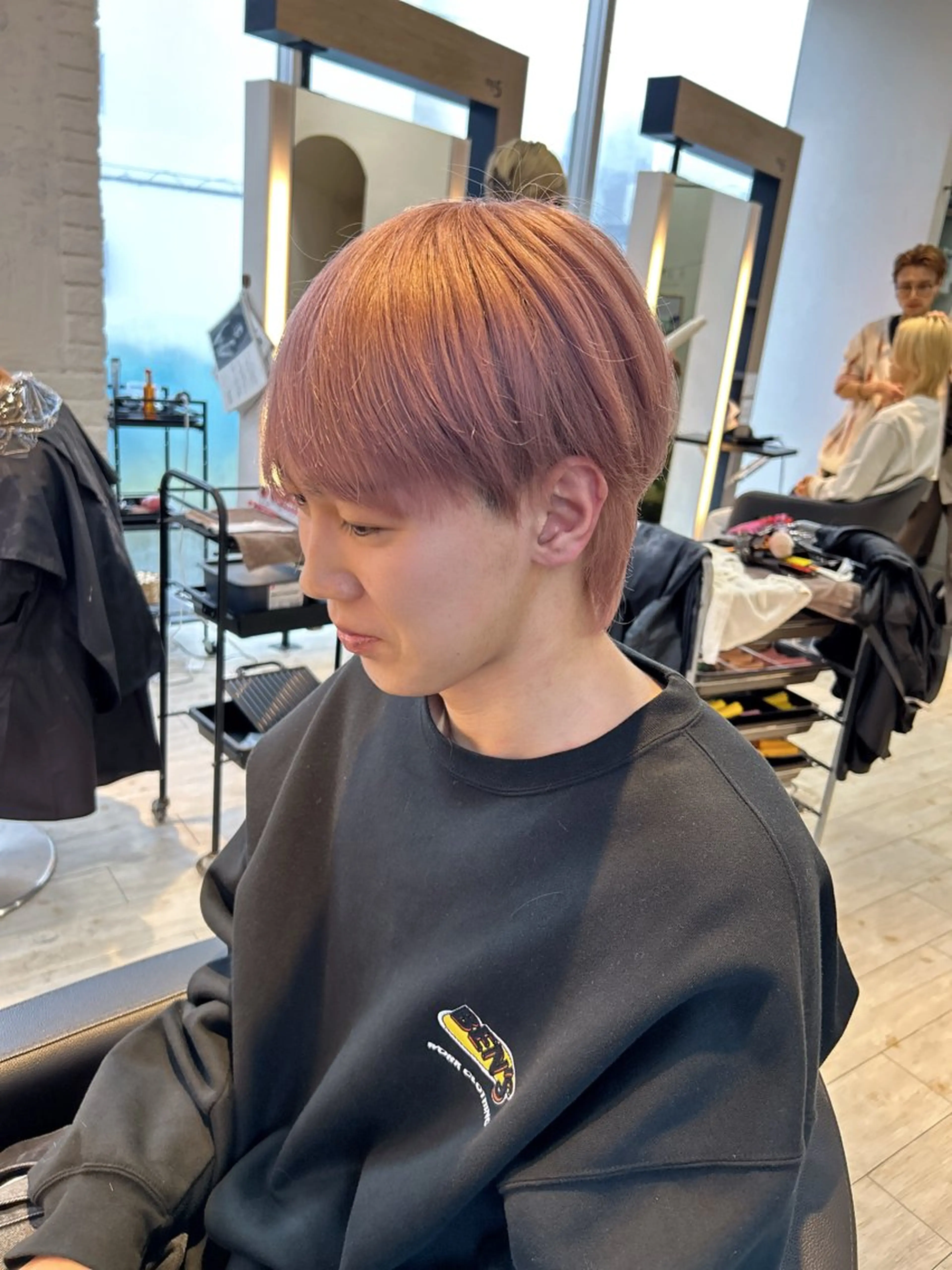 カラー メンズ メンズブリーチ ベージュカラー ブリーチ ピンクカラー ピンクベージュ カット ヘアカラー トリートメント 有働由良／ハイトーン ／韓国メンズヘアのヘアスタイル