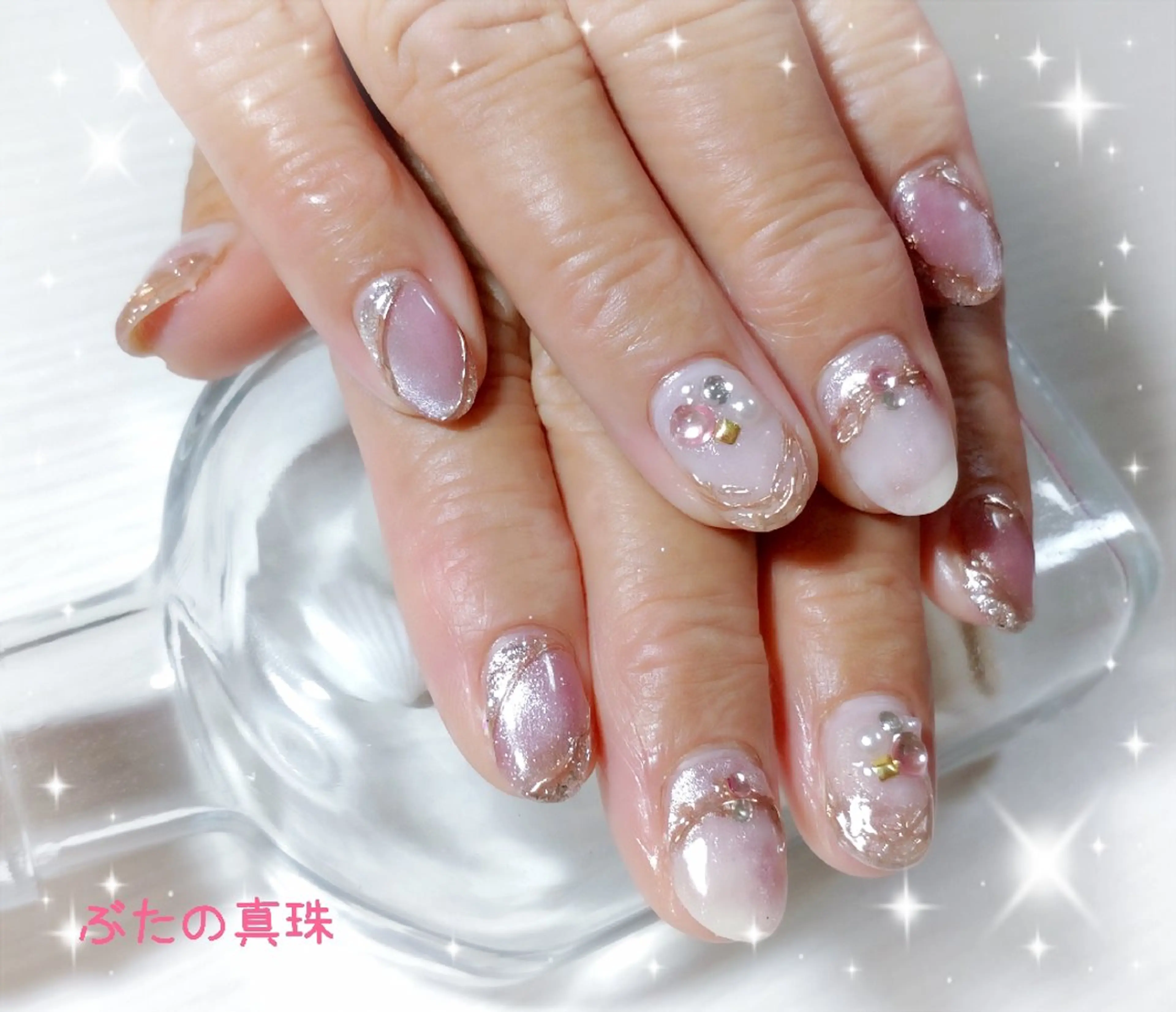 ネイル キラキラネイル マグネットネイル ピンク ホワイト ハンドネイル 林 珠里のネイルデザイン