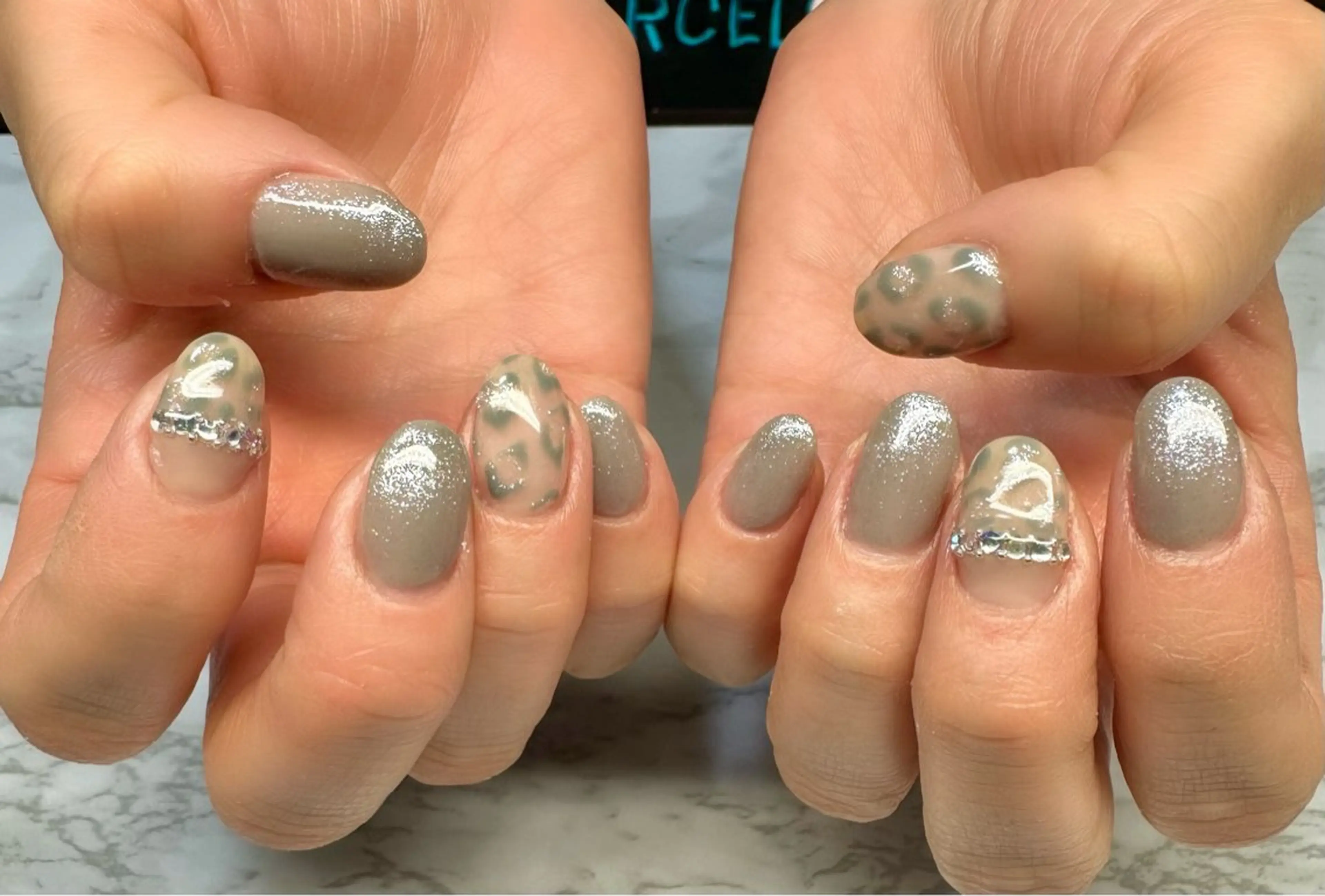 ネイル アニマル柄 オーロラネイル ラメ(グリッター) ニュアンスネイル 冬ネイル M.N_ nailのネイルデザイン