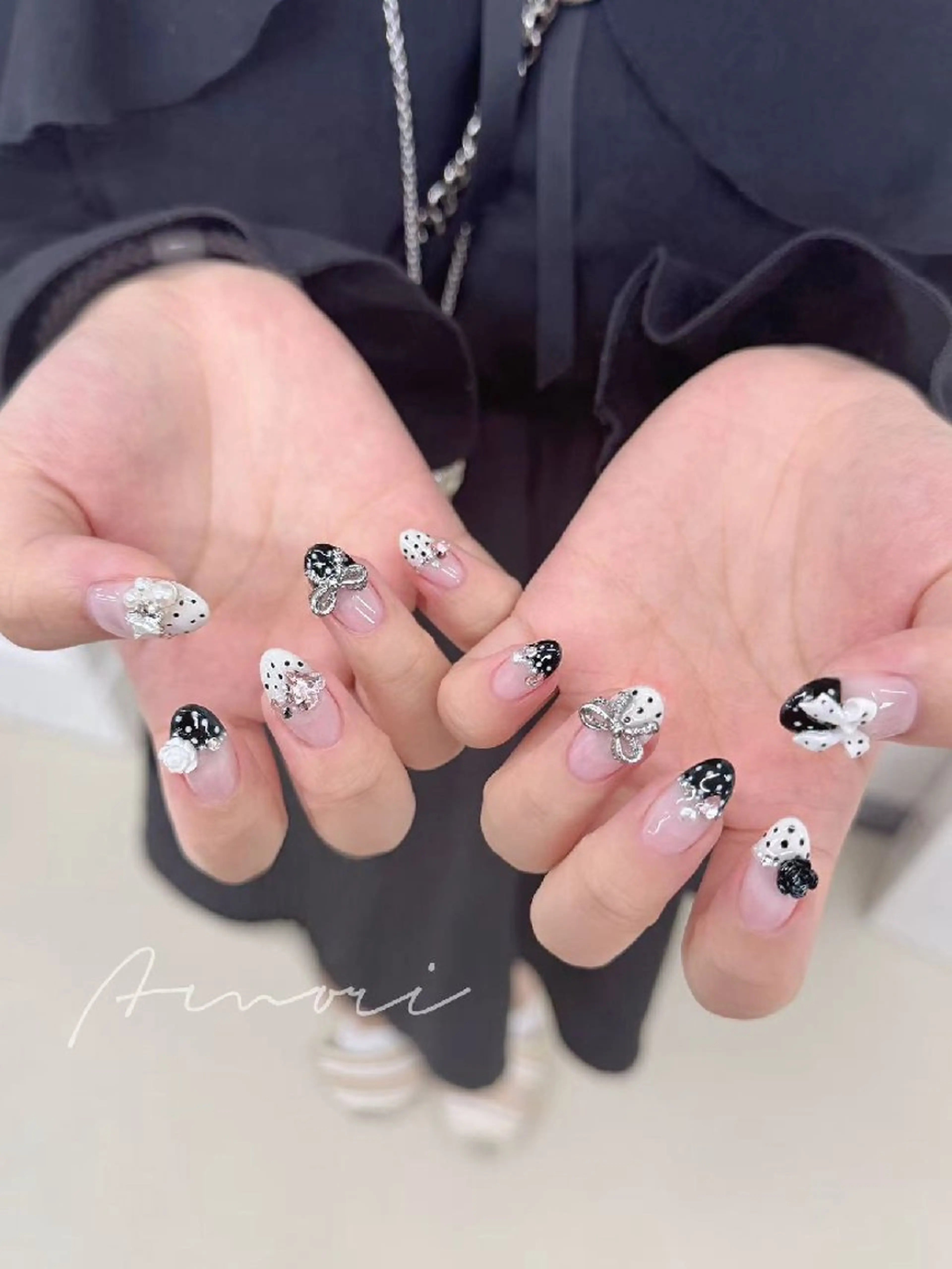 ネイル ドット ハンドネイル 佐藤 しおんのネイルデザイン