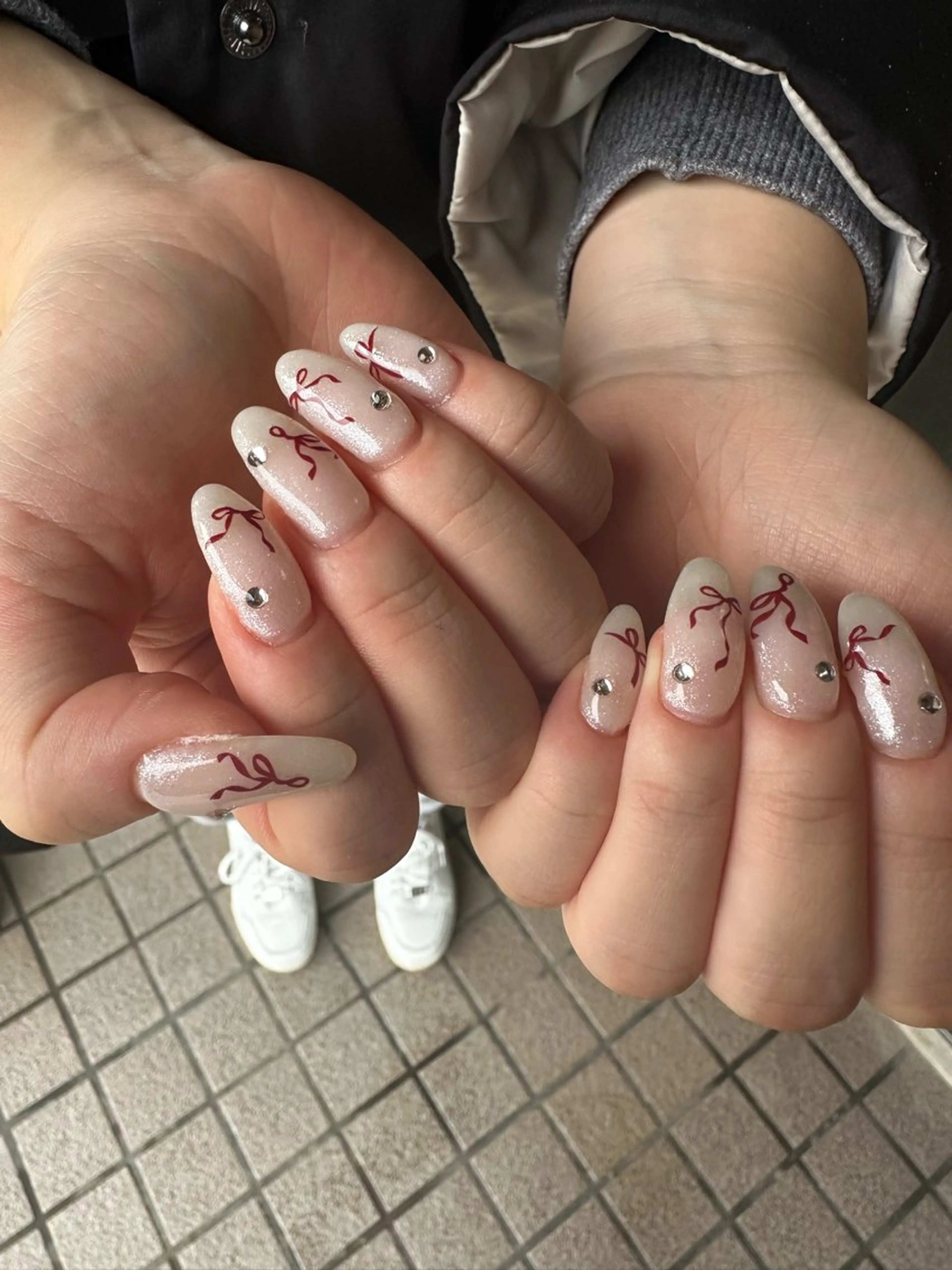 ネイル ラメ(グリッター) 赤色 リボン ハンドネイル Sawa ︎︎𓂃⟡.·のネイルデザイン