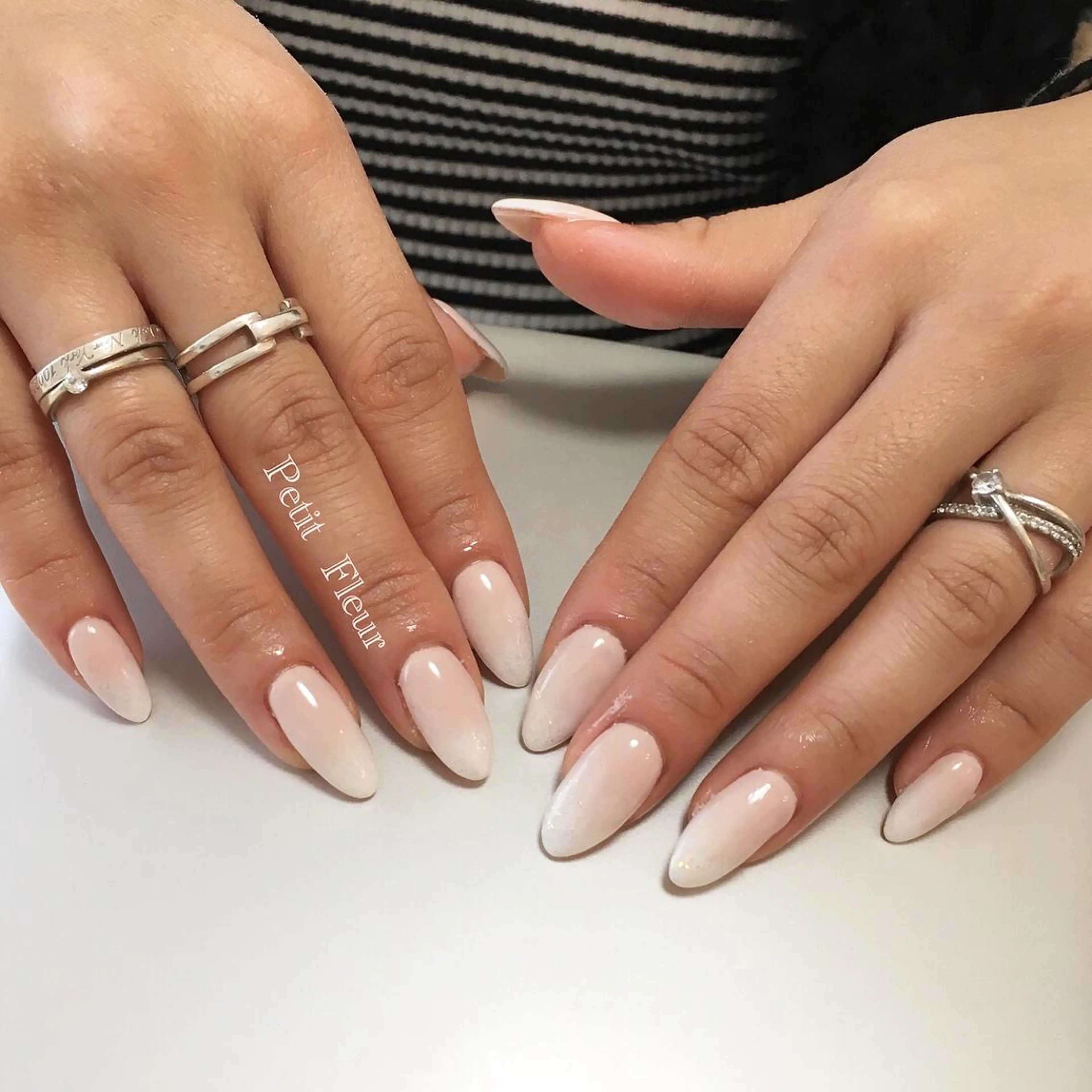ネイル グラデーション ラメ(グリッター) ホワイト Petit Fleur所属・青柳 亜梨奈のマツエク・マツパデザイン