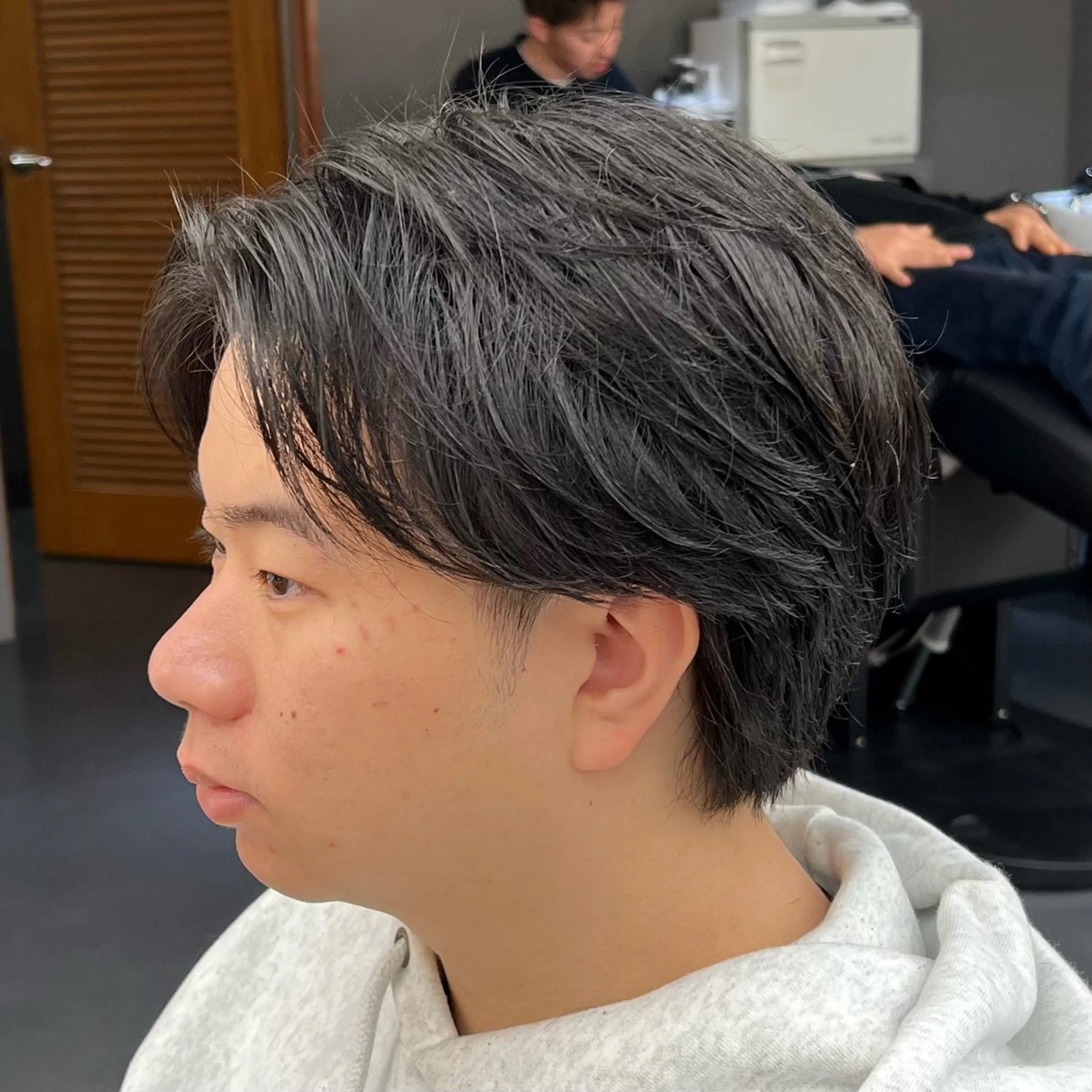 ミディアム メンズ センターパート カット メンズカット✂️ スキンフェード伊藤陸のヘアスタイル