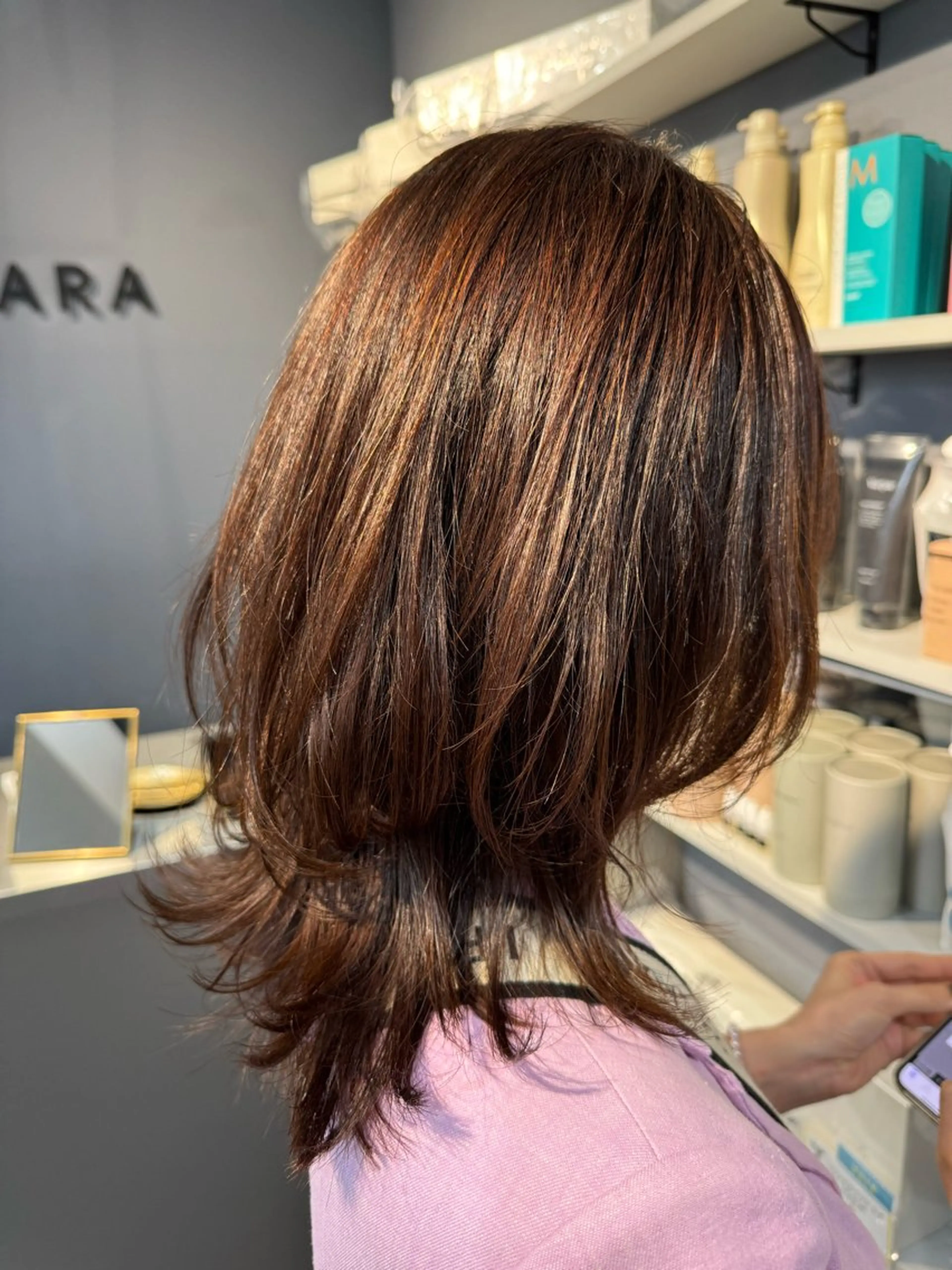 ミディアム くびれヘア レイヤーカット NAVY／airi 完全完結型個室サロンのヘアスタイル