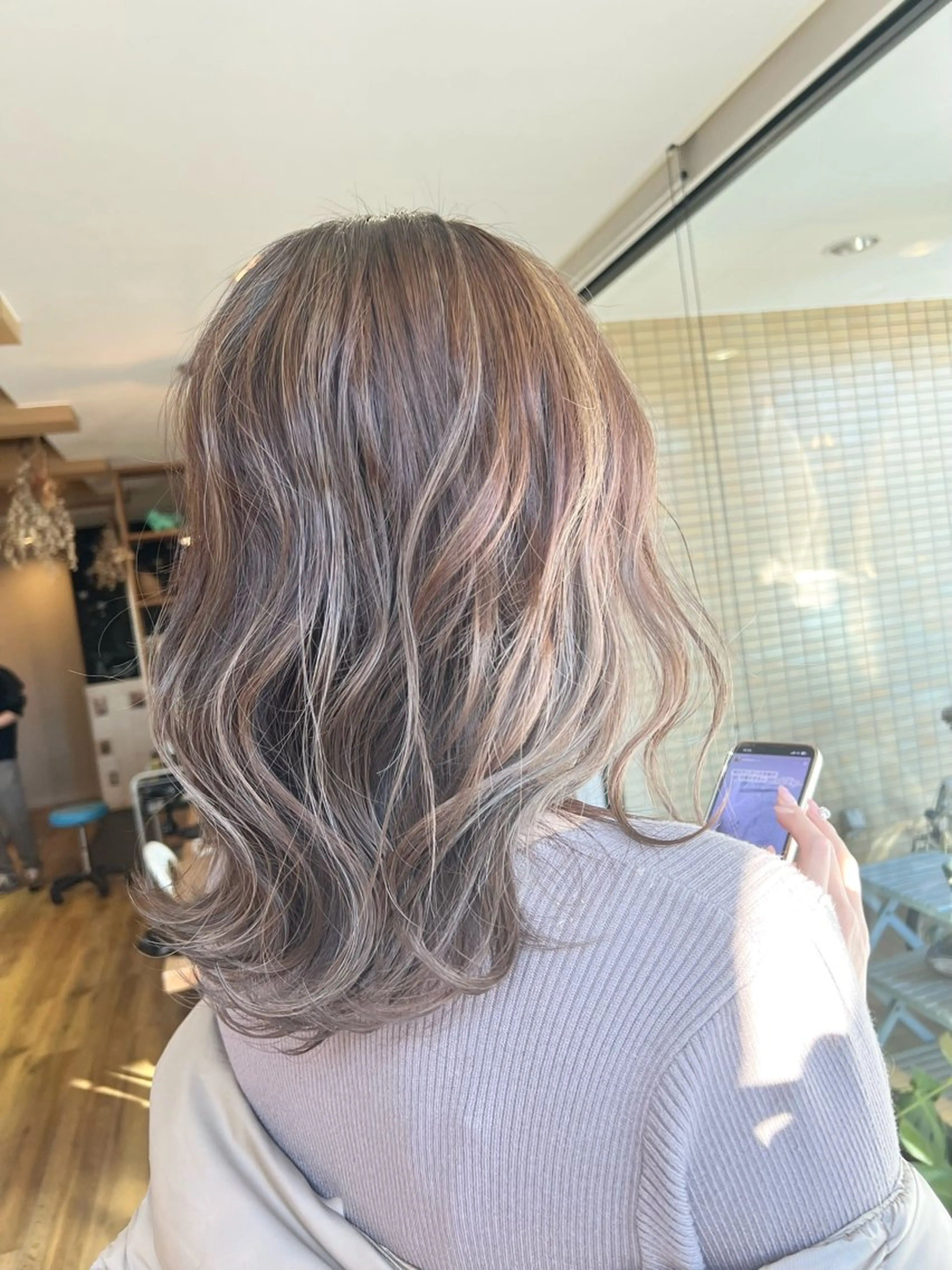 セミロング カラー アッシュ ベージュカラー ハイライトカラー ハイライト ヘアカラー トリートメント 堀 望美のヘアスタイル