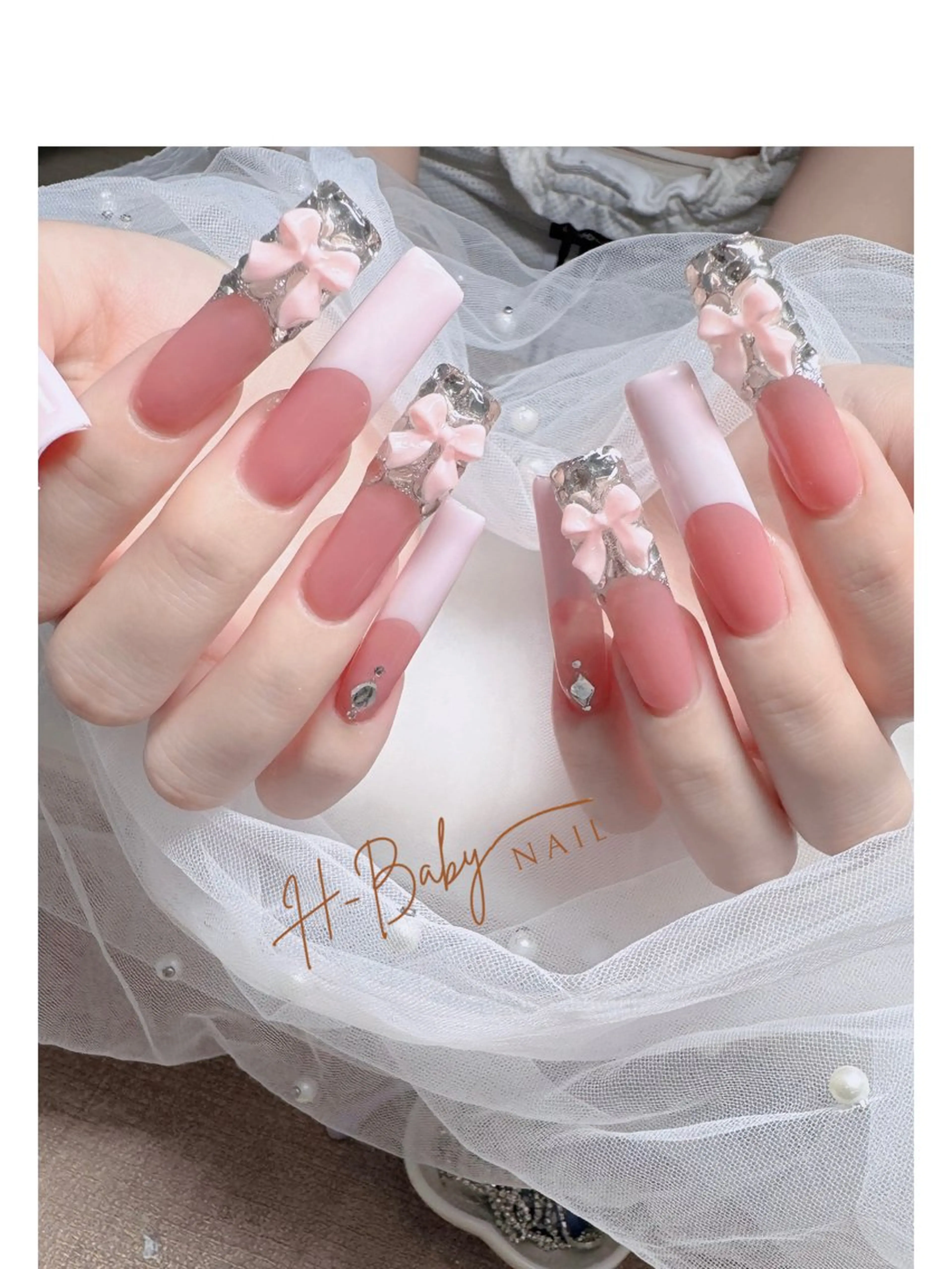 ネイル オーロラネイル フレンチネイル ジェルネイル ハロウィン キラキラネイル ハンドネイル H.baby Nail Salonのネイルデザイン