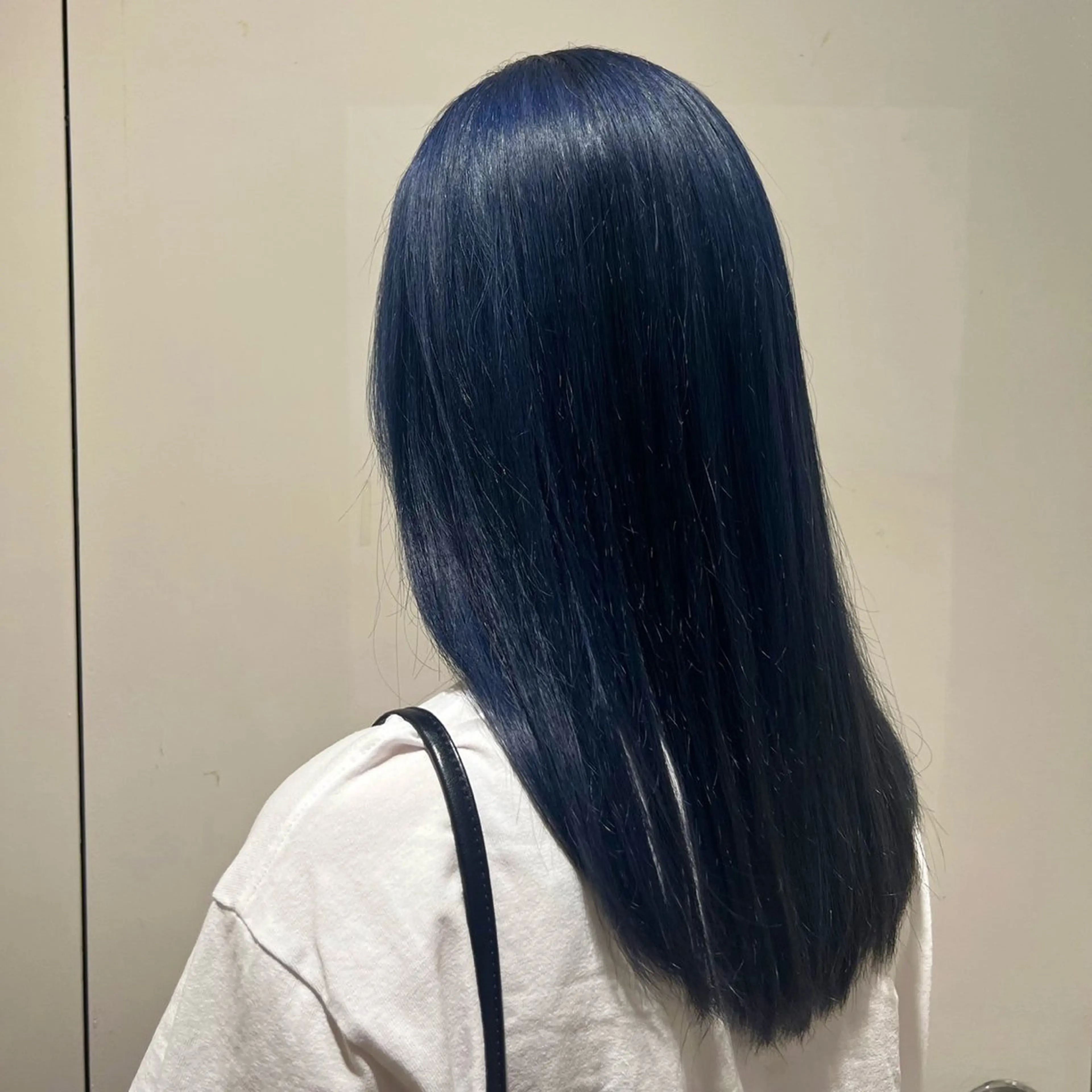 💙🤍黒染めは嫌だけど暗くしたい🤍💙カット+ブルーブラックカラー+前処理ケア剤の写真