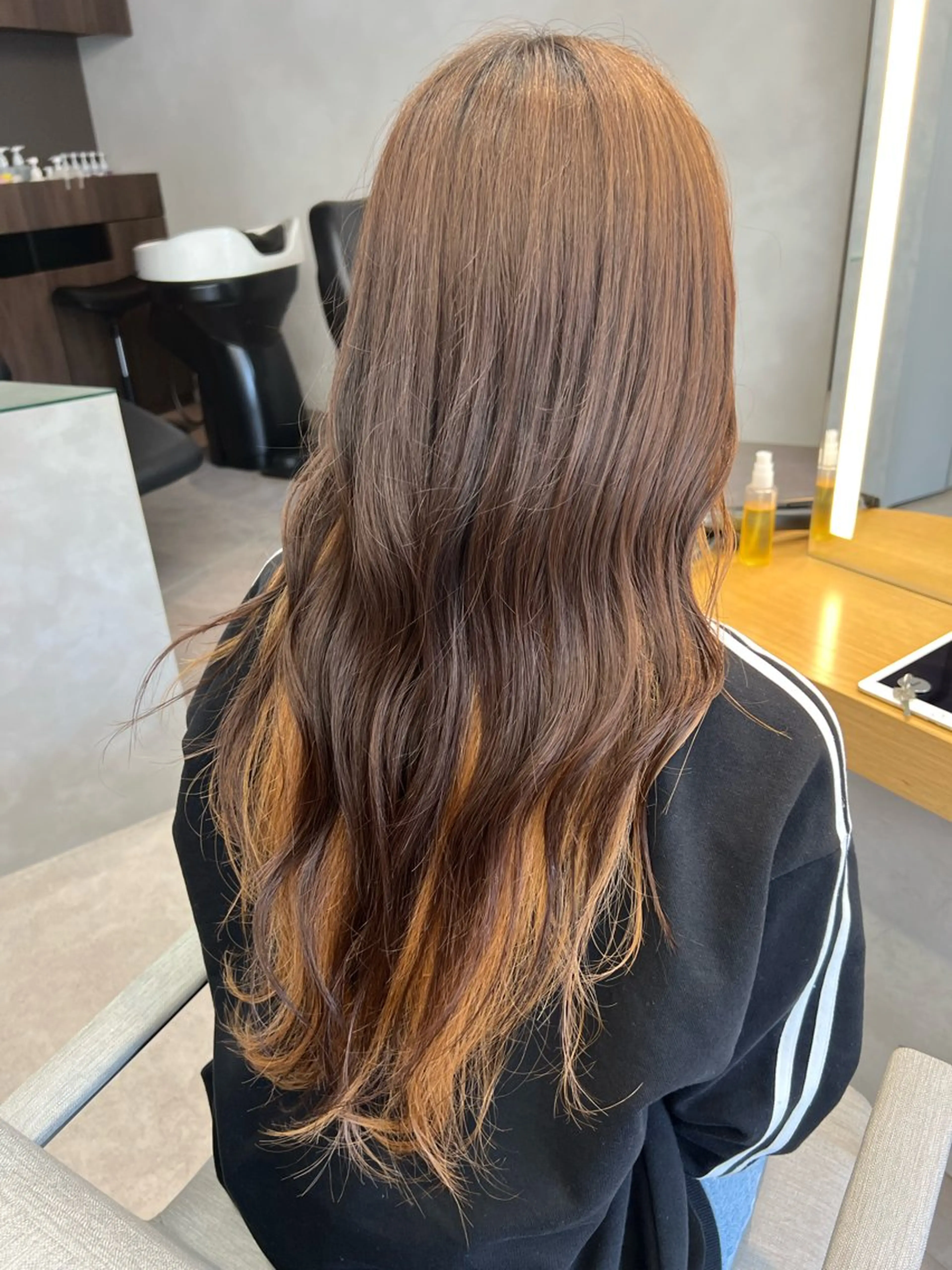 ロング カラー 小森聖奈 韓国風レイヤーカットのヘアスタイル