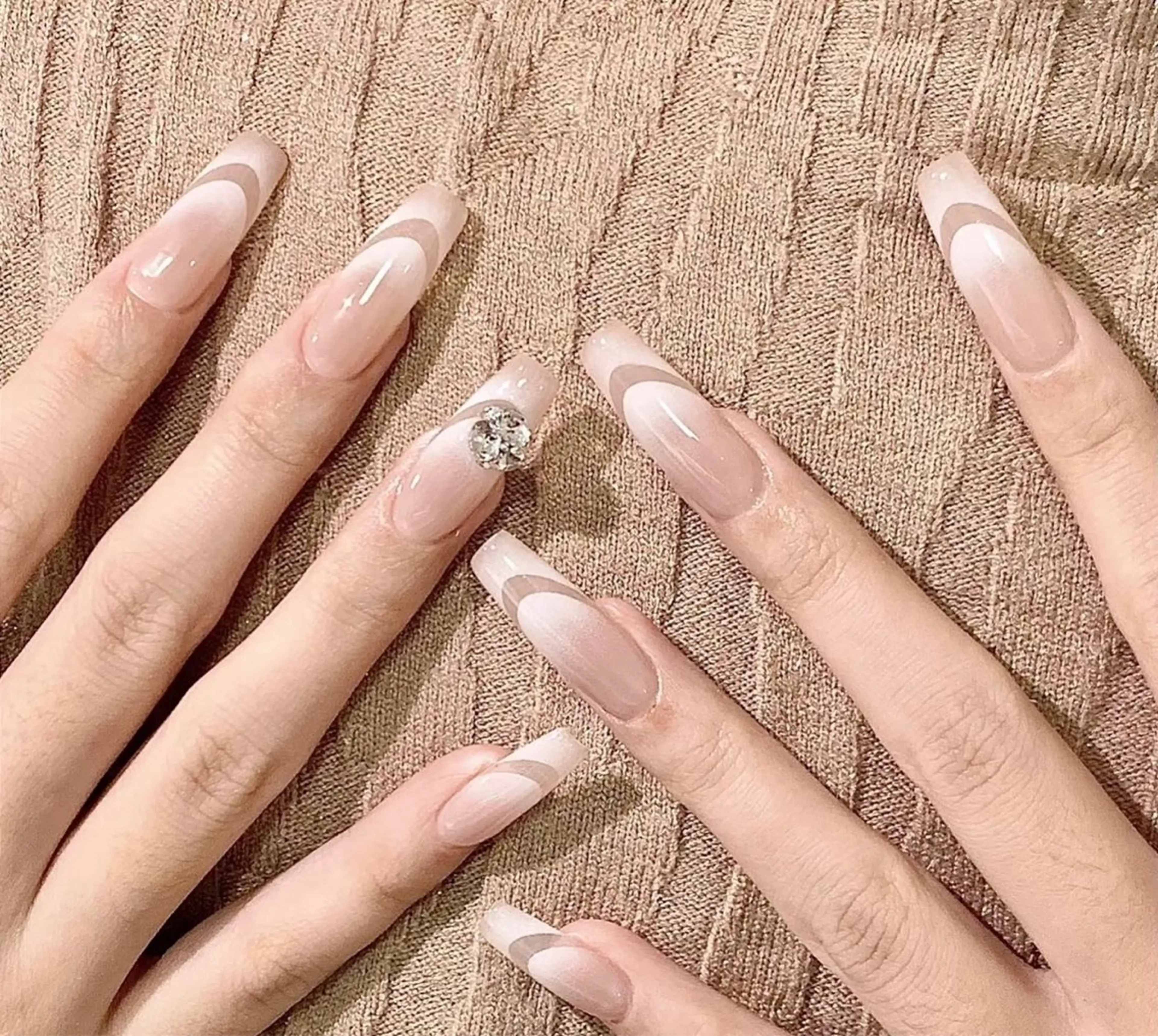 ネイル フレンチネイル ジェルネイル ガーリー グラデーション キラキラネイル Liora nail 1のネイルデザイン