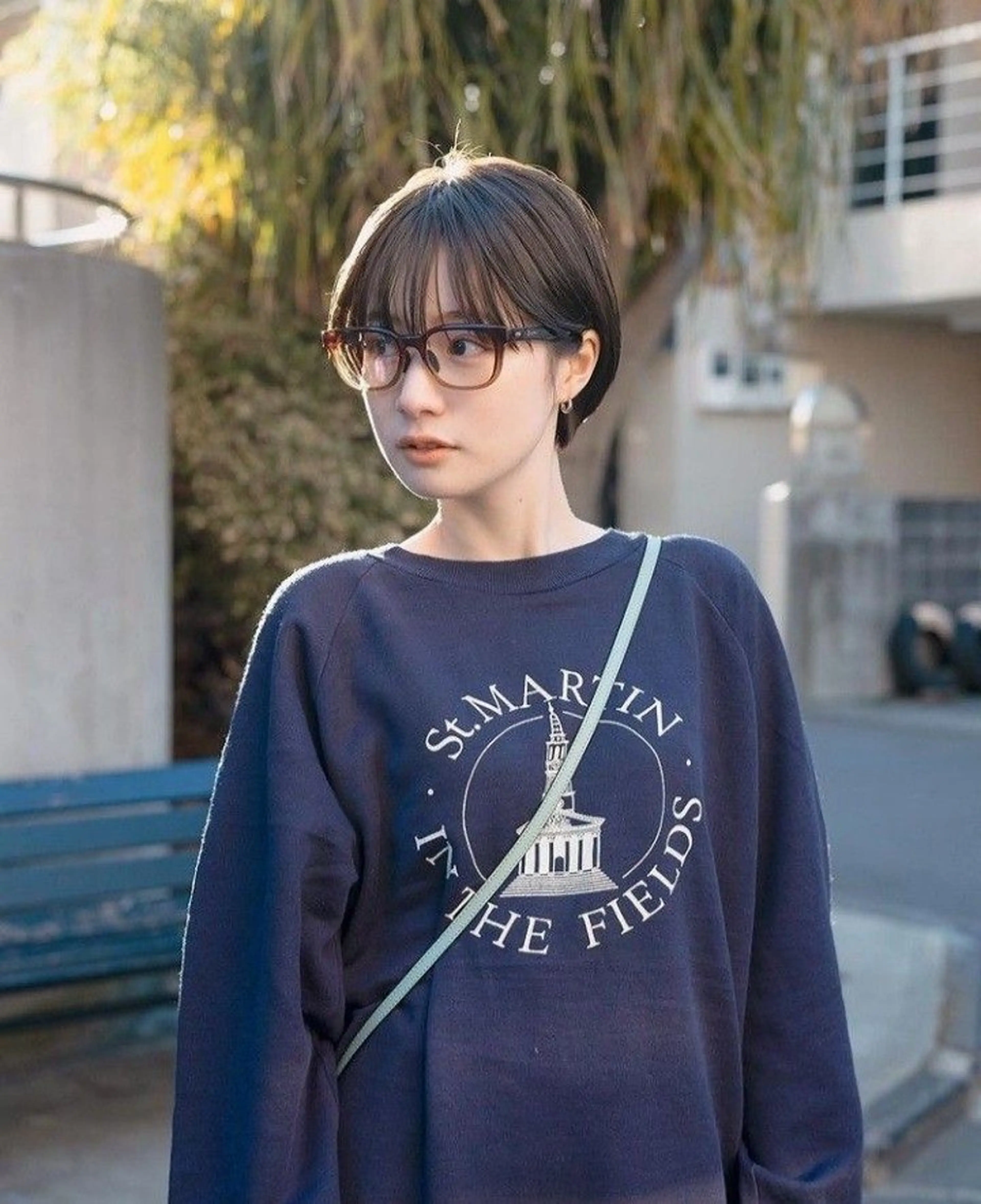 ショート 曲がる縮毛矯正 センターパートのヘアスタイル